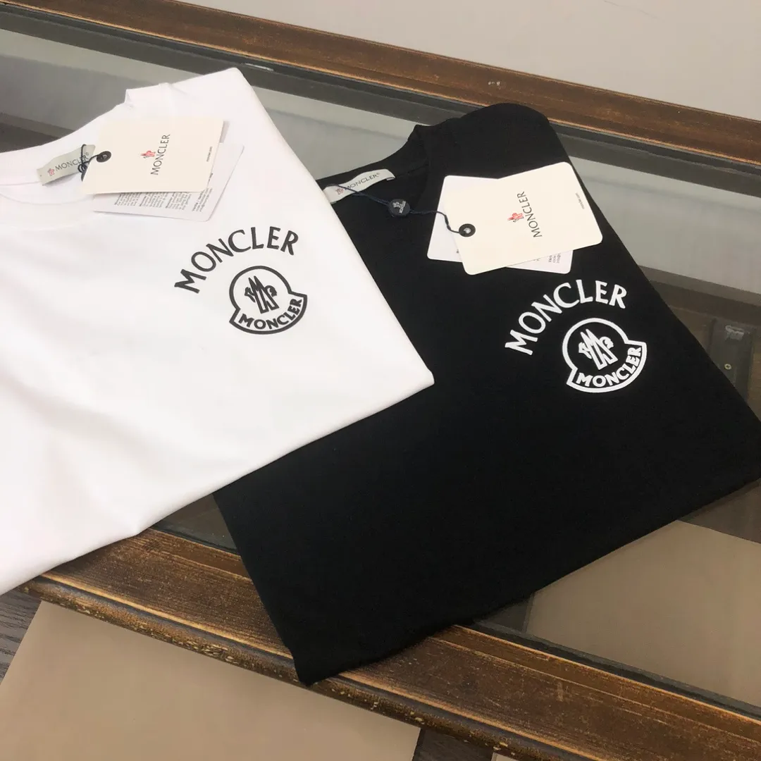 P160 MONCLER 2025 latest couple style round neck short-sleeved couple T-shirt, new spring and summer product, high quality 🔥🔥Three-dimensional logo letter logo printing technology on the chest! Fashionable and versatile trendy styles, customized imported fabrics! Comfortable to wear, breathable, fashionable without losing personality, the upper body is casual and casual, handsome and stylish, showing the temperament of a big brand. All three standards are complete! ! Color: Black White Size: S M L XL (Loose fit, please state your height and weight when placing an order)