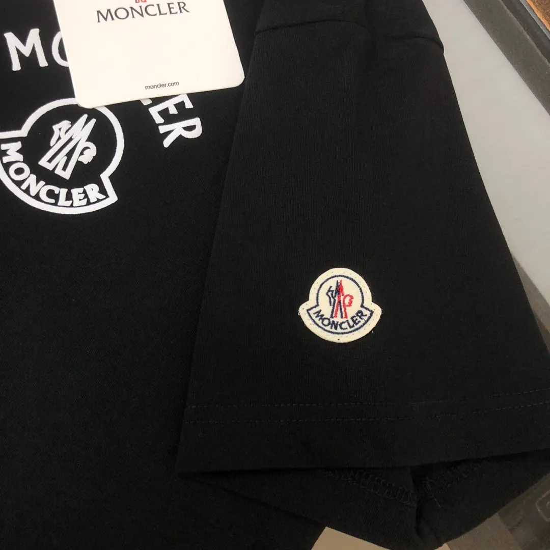 P160 MONCLER 2025 latest couple style round neck short-sleeved couple T-shirt, new spring and summer product, high quality 🔥🔥Three-dimensional logo letter logo printing technology on the chest! Fashionable and versatile trendy styles, customized imported fabrics! Comfortable to wear, breathable, fashionable without losing personality, the upper body is casual and casual, handsome and stylish, showing the temperament of a big brand. All three standards are complete! ! Color: Black White Size: S M L XL (Loose fit, please state your height and weight when placing an order)