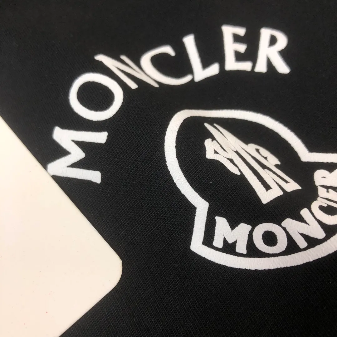 P160 MONCLER 2025 latest couple style round neck short-sleeved couple T-shirt, new spring and summer product, high quality 🔥🔥Three-dimensional logo letter logo printing technology on the chest! Fashionable and versatile trendy styles, customized imported fabrics! Comfortable to wear, breathable, fashionable without losing personality, the upper body is casual and casual, handsome and stylish, showing the temperament of a big brand. All three standards are complete! ! Color: Black White Size: S M L XL (Loose fit, please state your height and weight when placing an order)
