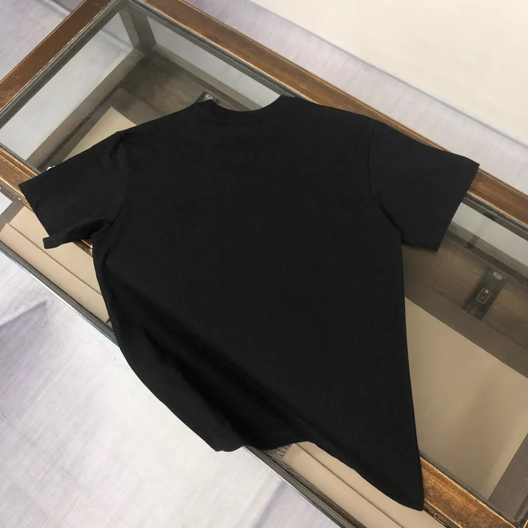 P160 MONCLER 2025 latest couple style round neck short-sleeved couple T-shirt, new spring and summer product, high quality 🔥🔥Three-dimensional logo letter logo printing technology on the chest! Fashionable and versatile trendy styles, customized imported fabrics! Comfortable to wear, breathable, fashionable without losing personality, the upper body is casual and casual, handsome and stylish, showing the temperament of a big brand. All three standards are complete! ! Color: Black White Size: S M L XL (Loose fit, please state your height and weight when placing an order)