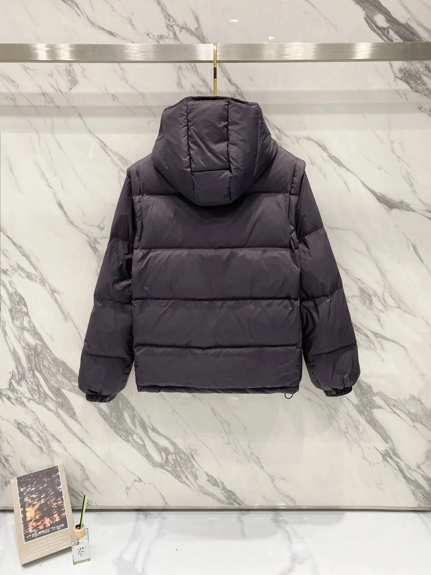 P720 Moncler/Moncler Cyclone two-in-one detachable down jacket. Original dark brown | different from the black version on the market. Comes standard with the same canvas handbag at the counter (default -10 for return and loss). Stand-up collar, hooded and detachable sleeve design, one jacket can be worn in a variety of styles, suitable for various looks! Men and women can match as they like!  ▪️Fabric purchased from the original Korean buyer’s official website! Disassemble the original color and customize it! 25D480T nylon windproof and rainproof fabric, anti-wrinkle, anti-static and quick-drying, soft and skin-friendly, extremely comfortable for the upper body! Imported pigment dyed fabric, features: light, waterproof, calendered film to prevent lint and leakage!  ▪️Filling The filling is the new national standard 80 pure white duck down! 700 fill power! Huge fluffy! Easily survive the winter in one piece in the north! Four layers of 400D film-coated bile cloth on the front and back! Rest assured that after washing and wearing it for several years, the lint will not get lost!  ▪️Hardware accessories, original disassembly, mold opening and custom-made four-button buckles, zipper pullers, all with the same LOGO and engraving as the original! Tags, hanging beads, washing, stickers, all original details restored! Really high quality!  Color: Dark Brown Size: M L Xl