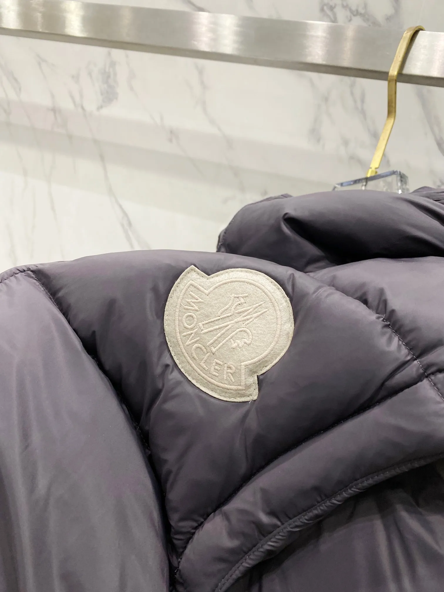 P720 Moncler/Moncler Cyclone two-in-one detachable down jacket. Original dark brown | different from the black version on the market. Comes standard with the same canvas handbag at the counter (default -10 for return and loss). Stand-up collar, hooded and detachable sleeve design, one jacket can be worn in a variety of styles, suitable for various looks! Men and women can match as they like!  ▪️Fabric purchased from the original Korean buyer’s official website! Disassemble the original color and customize it! 25D480T nylon windproof and rainproof fabric, anti-wrinkle, anti-static and quick-drying, soft and skin-friendly, extremely comfortable for the upper body! Imported pigment dyed fabric, features: light, waterproof, calendered film to prevent lint and leakage!  ▪️Filling The filling is the new national standard 80 pure white duck down! 700 fill power! Huge fluffy! Easily survive the winter in one piece in the north! Four layers of 400D film-coated bile cloth on the front and back! Rest assured that after washing and wearing it for several years, the lint will not get lost!  ▪️Hardware accessories, original disassembly, mold opening and custom-made four-button buckles, zipper pullers, all with the same LOGO and engraving as the original! Tags, hanging beads, washing, stickers, all original details restored! Really high quality!  Color: Dark Brown Size: M L Xl