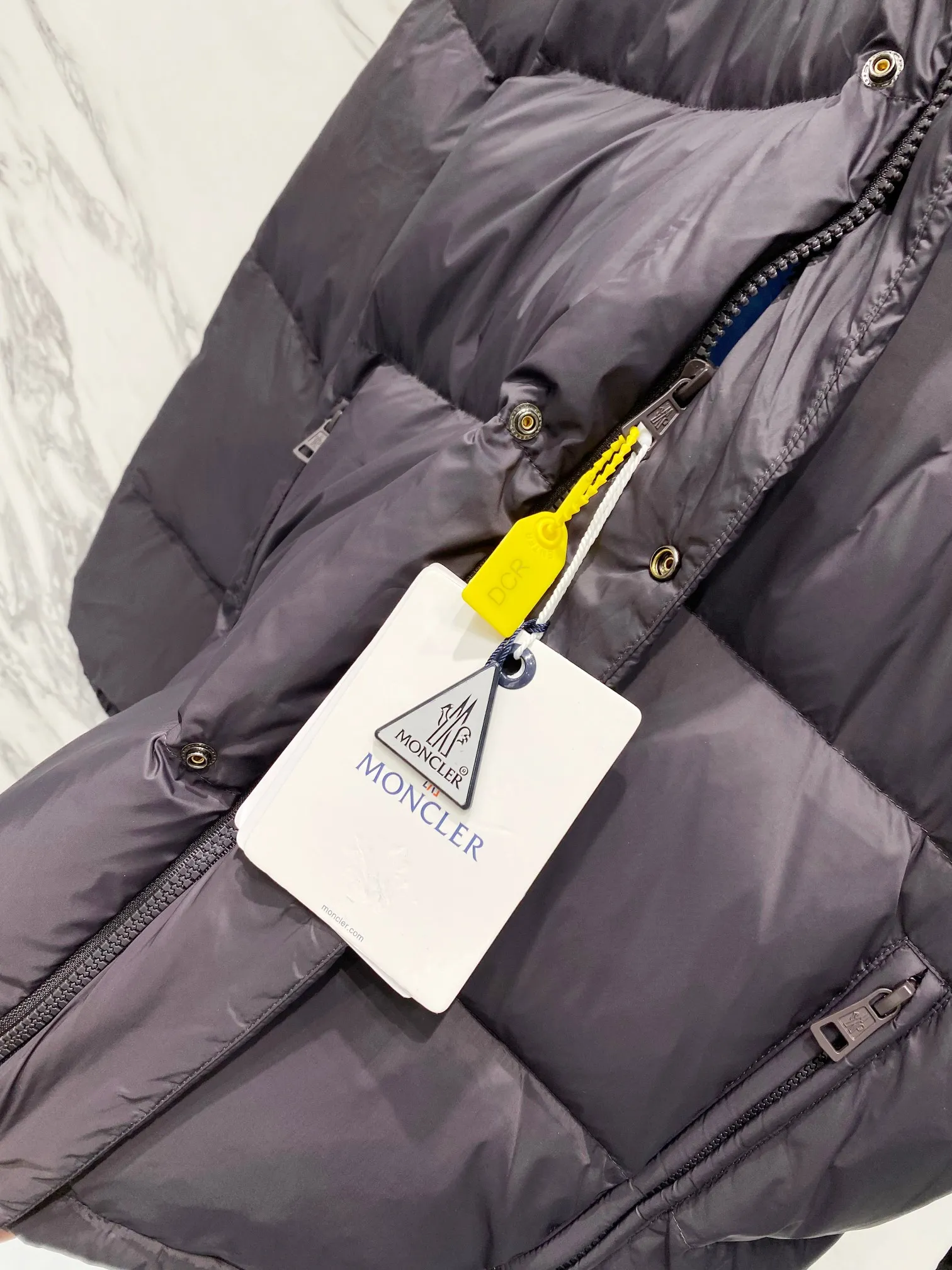 P720 Moncler/Moncler Cyclone two-in-one detachable down jacket. Original dark brown | different from the black version on the market. Comes standard with the same canvas handbag at the counter (default -10 for return and loss). Stand-up collar, hooded and detachable sleeve design, one jacket can be worn in a variety of styles, suitable for various looks! Men and women can match as they like!  ▪️Fabric purchased from the original Korean buyer’s official website! Disassemble the original color and customize it! 25D480T nylon windproof and rainproof fabric, anti-wrinkle, anti-static and quick-drying, soft and skin-friendly, extremely comfortable for the upper body! Imported pigment dyed fabric, features: light, waterproof, calendered film to prevent lint and leakage!  ▪️Filling The filling is the new national standard 80 pure white duck down! 700 fill power! Huge fluffy! Easily survive the winter in one piece in the north! Four layers of 400D film-coated bile cloth on the front and back! Rest assured that after washing and wearing it for several years, the lint will not get lost!  ▪️Hardware accessories, original disassembly, mold opening and custom-made four-button buckles, zipper pullers, all with the same LOGO and engraving as the original! Tags, hanging beads, washing, stickers, all original details restored! Really high quality!  Color: Dark Brown Size: M L Xl