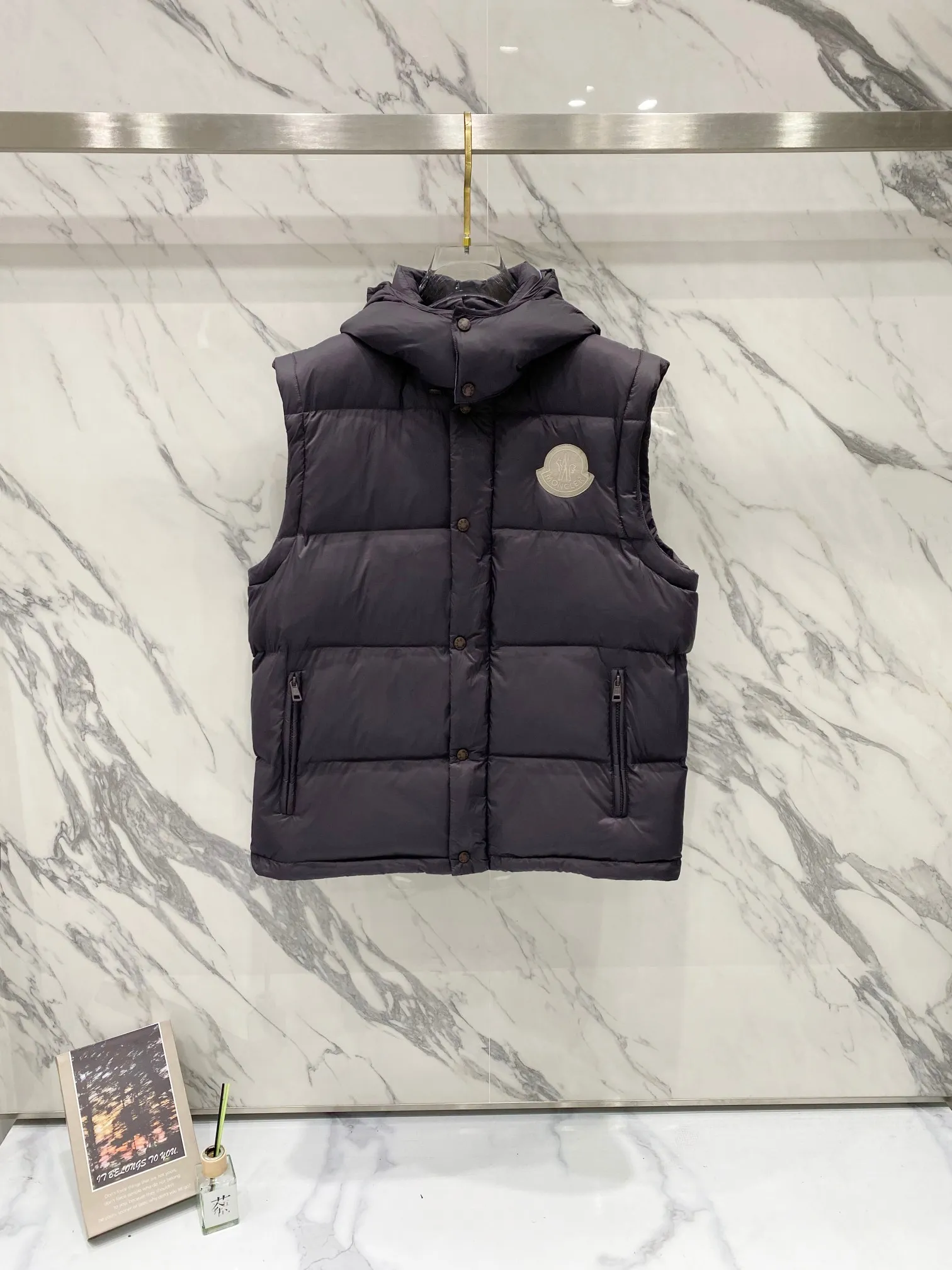 P720 Moncler/Moncler Cyclone two-in-one detachable down jacket. Original dark brown | different from the black version on the market. Comes standard with the same canvas handbag at the counter (default -10 for return and loss). Stand-up collar, hooded and detachable sleeve design, one jacket can be worn in a variety of styles, suitable for various looks! Men and women can match as they like!  ▪️Fabric purchased from the original Korean buyer’s official website! Disassemble the original color and customize it! 25D480T nylon windproof and rainproof fabric, anti-wrinkle, anti-static and quick-drying, soft and skin-friendly, extremely comfortable for the upper body! Imported pigment dyed fabric, features: light, waterproof, calendered film to prevent lint and leakage!  ▪️Filling The filling is the new national standard 80 pure white duck down! 700 fill power! Huge fluffy! Easily survive the winter in one piece in the north! Four layers of 400D film-coated bile cloth on the front and back! Rest assured that after washing and wearing it for several years, the lint will not get lost!  ▪️Hardware accessories, original disassembly, mold opening and custom-made four-button buckles, zipper pullers, all with the same LOGO and engraving as the original! Tags, hanging beads, washing, stickers, all original details restored! Really high quality!  Color: Dark Brown Size: M L Xl