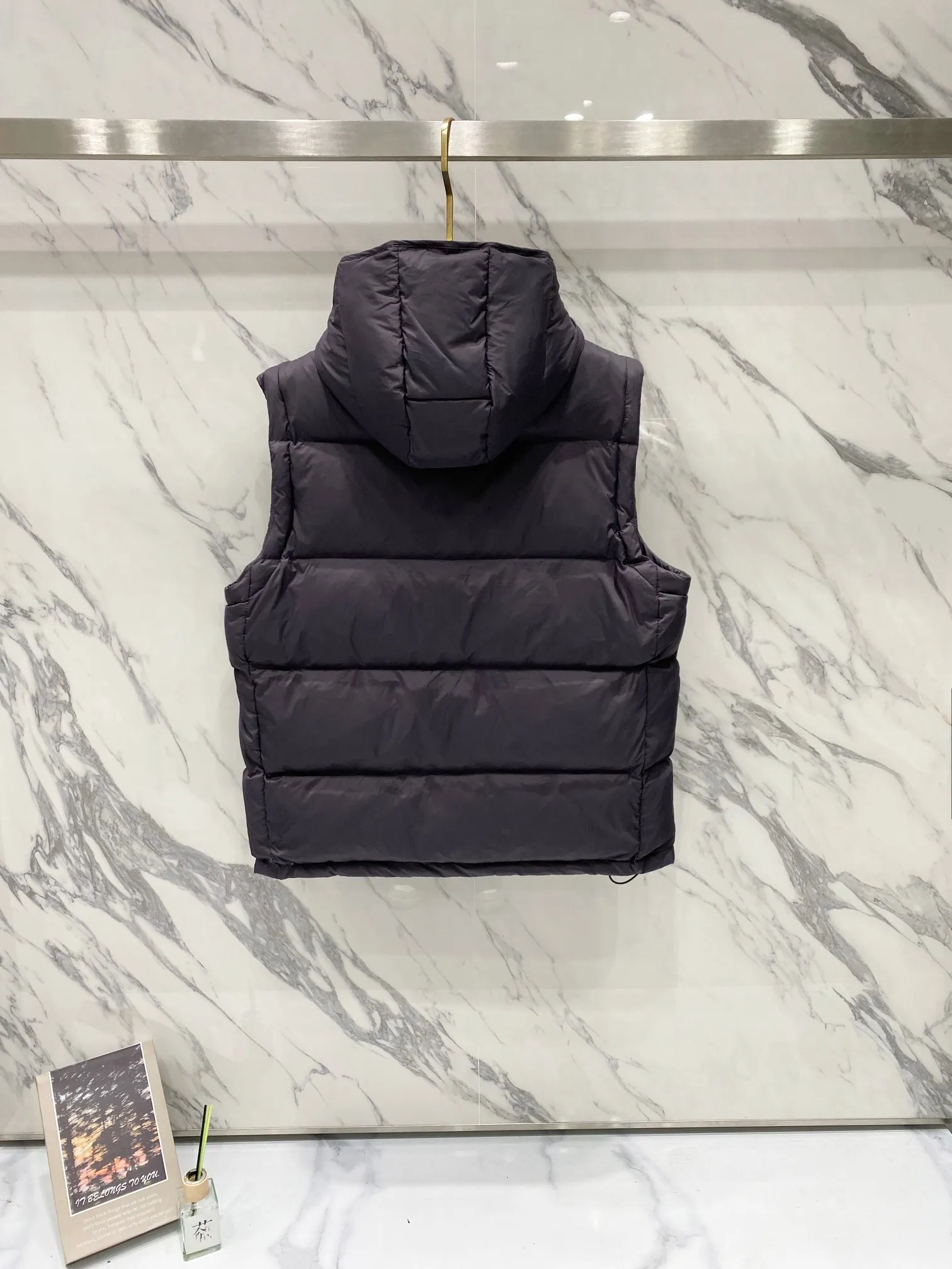P720 Moncler/Moncler Cyclone two-in-one detachable down jacket. Original dark brown | different from the black version on the market. Comes standard with the same canvas handbag at the counter (default -10 for return and loss). Stand-up collar, hooded and detachable sleeve design, one jacket can be worn in a variety of styles, suitable for various looks! Men and women can match as they like!  ▪️Fabric purchased from the original Korean buyer’s official website! Disassemble the original color and customize it! 25D480T nylon windproof and rainproof fabric, anti-wrinkle, anti-static and quick-drying, soft and skin-friendly, extremely comfortable for the upper body! Imported pigment dyed fabric, features: light, waterproof, calendered film to prevent lint and leakage!  ▪️Filling The filling is the new national standard 80 pure white duck down! 700 fill power! Huge fluffy! Easily survive the winter in one piece in the north! Four layers of 400D film-coated bile cloth on the front and back! Rest assured that after washing and wearing it for several years, the lint will not get lost!  ▪️Hardware accessories, original disassembly, mold opening and custom-made four-button buckles, zipper pullers, all with the same LOGO and engraving as the original! Tags, hanging beads, washing, stickers, all original details restored! Really high quality!  Color: Dark Brown Size: M L Xl