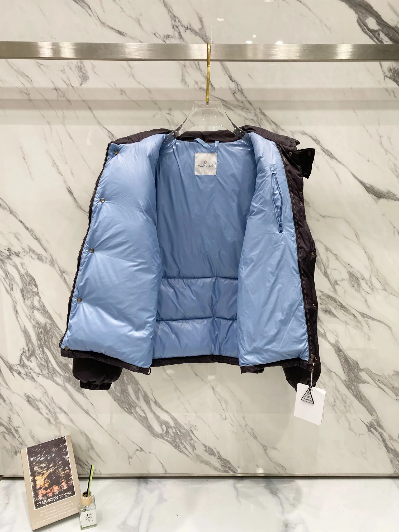 P720 Moncler/Moncler Cyclone two-in-one detachable down jacket. Original dark brown | different from the black version on the market. Comes standard with the same canvas handbag at the counter (default -10 for return and loss). Stand-up collar, hooded and detachable sleeve design, one jacket can be worn in a variety of styles, suitable for various looks! Men and women can match as they like!  ▪️Fabric purchased from the original Korean buyer’s official website! Disassemble the original color and customize it! 25D480T nylon windproof and rainproof fabric, anti-wrinkle, anti-static and quick-drying, soft and skin-friendly, extremely comfortable for the upper body! Imported pigment dyed fabric, features: light, waterproof, calendered film to prevent lint and leakage!  ▪️Filling The filling is the new national standard 80 pure white duck down! 700 fill power! Huge fluffy! Easily survive the winter in one piece in the north! Four layers of 400D film-coated bile cloth on the front and back! Rest assured that after washing and wearing it for several years, the lint will not get lost!  ▪️Hardware accessories, original disassembly, mold opening and custom-made four-button buckles, zipper pullers, all with the same LOGO and engraving as the original! Tags, hanging beads, washing, stickers, all original details restored! Really high quality!  Color: Dark Brown Size: M L Xl