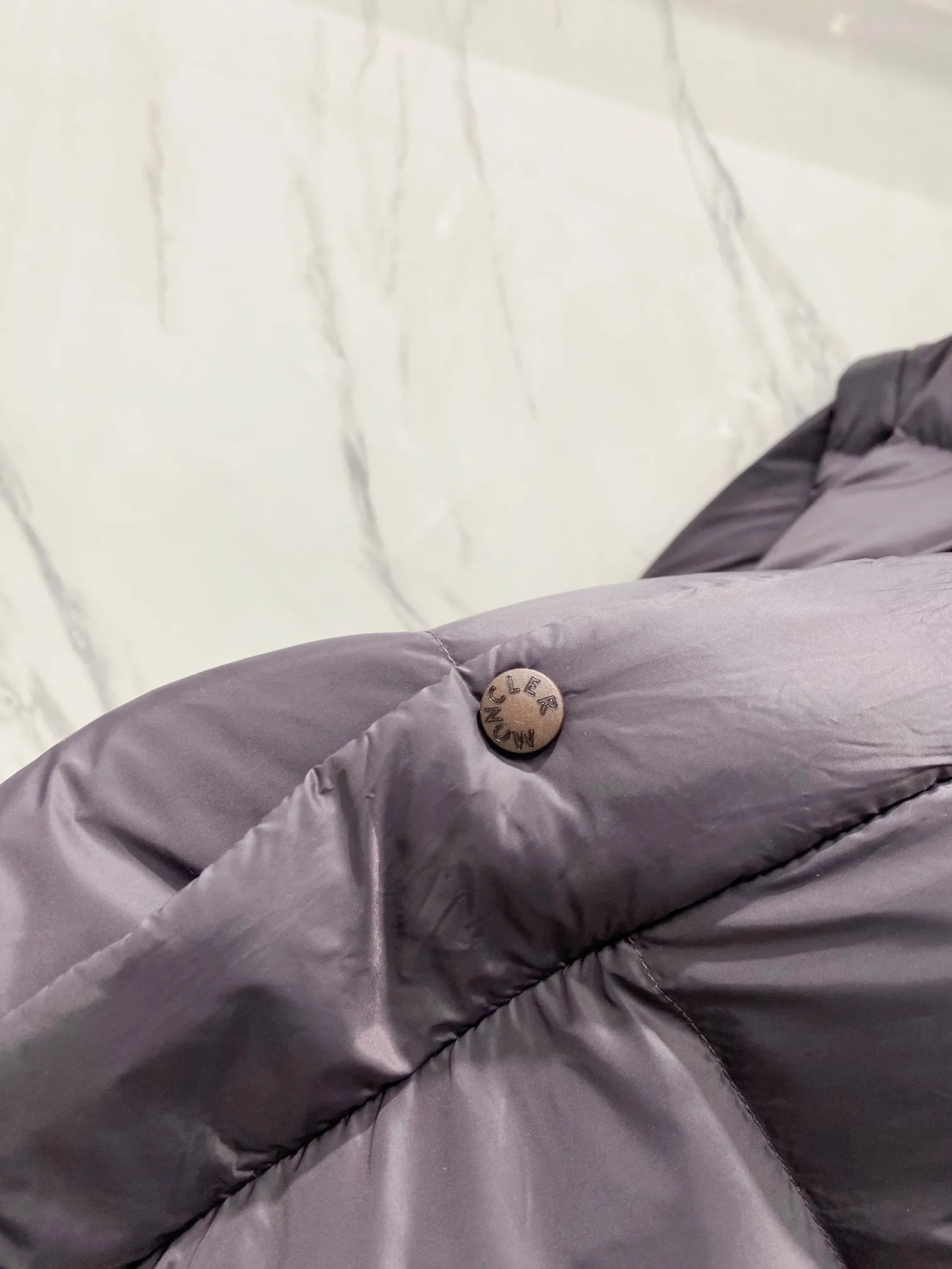 P720 Moncler/Moncler Cyclone two-in-one detachable down jacket. Original dark brown | different from the black version on the market. Comes standard with the same canvas handbag at the counter (default -10 for return and loss). Stand-up collar, hooded and detachable sleeve design, one jacket can be worn in a variety of styles, suitable for various looks! Men and women can match as they like!  ▪️Fabric purchased from the original Korean buyer’s official website! Disassemble the original color and customize it! 25D480T nylon windproof and rainproof fabric, anti-wrinkle, anti-static and quick-drying, soft and skin-friendly, extremely comfortable for the upper body! Imported pigment dyed fabric, features: light, waterproof, calendered film to prevent lint and leakage!  ▪️Filling The filling is the new national standard 80 pure white duck down! 700 fill power! Huge fluffy! Easily survive the winter in one piece in the north! Four layers of 400D film-coated bile cloth on the front and back! Rest assured that after washing and wearing it for several years, the lint will not get lost!  ▪️Hardware accessories, original disassembly, mold opening and custom-made four-button buckles, zipper pullers, all with the same LOGO and engraving as the original! Tags, hanging beads, washing, stickers, all original details restored! Really high quality!  Color: Dark Brown Size: M L Xl