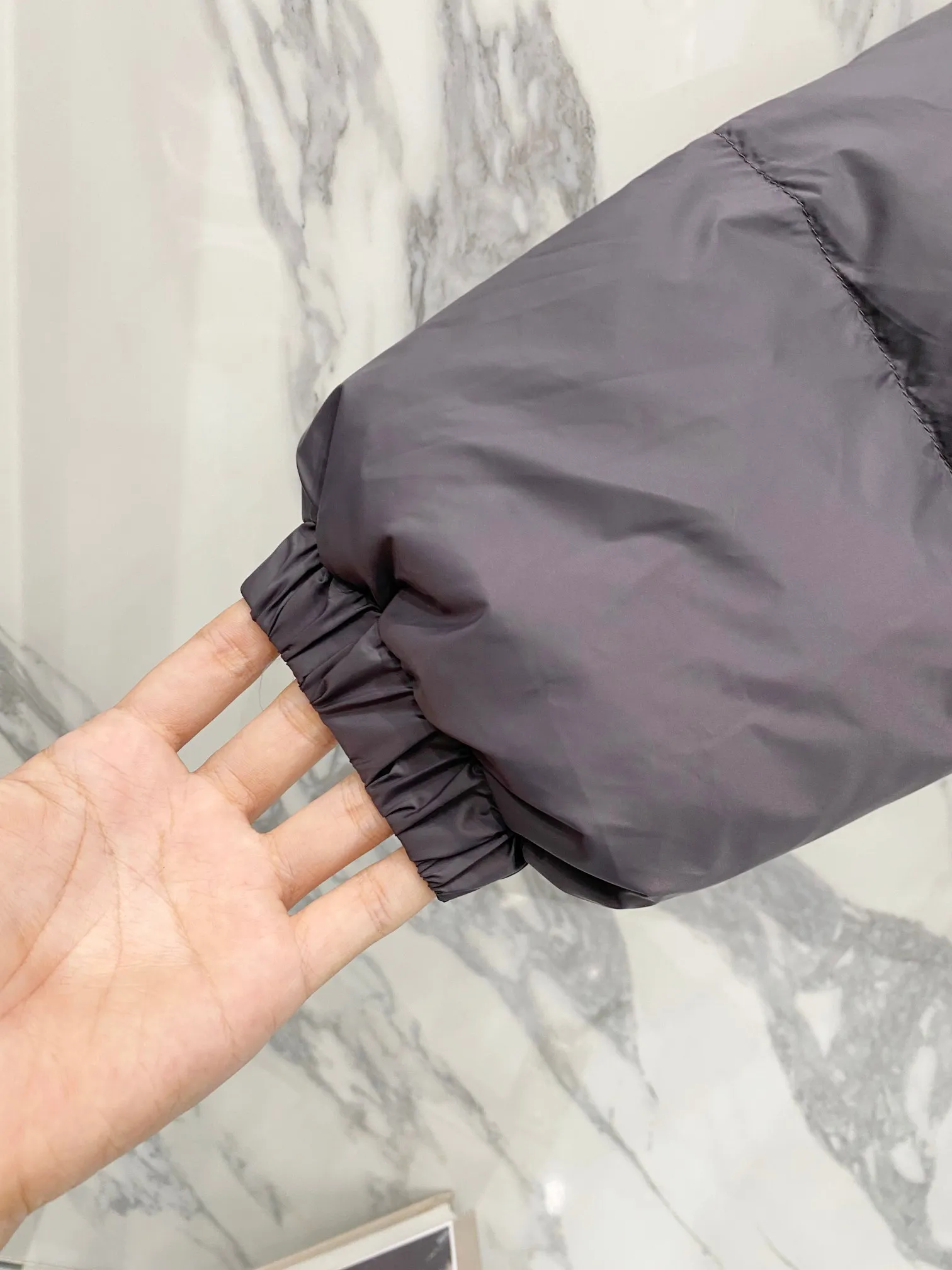 P720 Moncler/Moncler Cyclone two-in-one detachable down jacket. Original dark brown | different from the black version on the market. Comes standard with the same canvas handbag at the counter (default -10 for return and loss). Stand-up collar, hooded and detachable sleeve design, one jacket can be worn in a variety of styles, suitable for various looks! Men and women can match as they like!  ▪️Fabric purchased from the original Korean buyer’s official website! Disassemble the original color and customize it! 25D480T nylon windproof and rainproof fabric, anti-wrinkle, anti-static and quick-drying, soft and skin-friendly, extremely comfortable for the upper body! Imported pigment dyed fabric, features: light, waterproof, calendered film to prevent lint and leakage!  ▪️Filling The filling is the new national standard 80 pure white duck down! 700 fill power! Huge fluffy! Easily survive the winter in one piece in the north! Four layers of 400D film-coated bile cloth on the front and back! Rest assured that after washing and wearing it for several years, the lint will not get lost!  ▪️Hardware accessories, original disassembly, mold opening and custom-made four-button buckles, zipper pullers, all with the same LOGO and engraving as the original! Tags, hanging beads, washing, stickers, all original details restored! Really high quality!  Color: Dark Brown Size: M L Xl