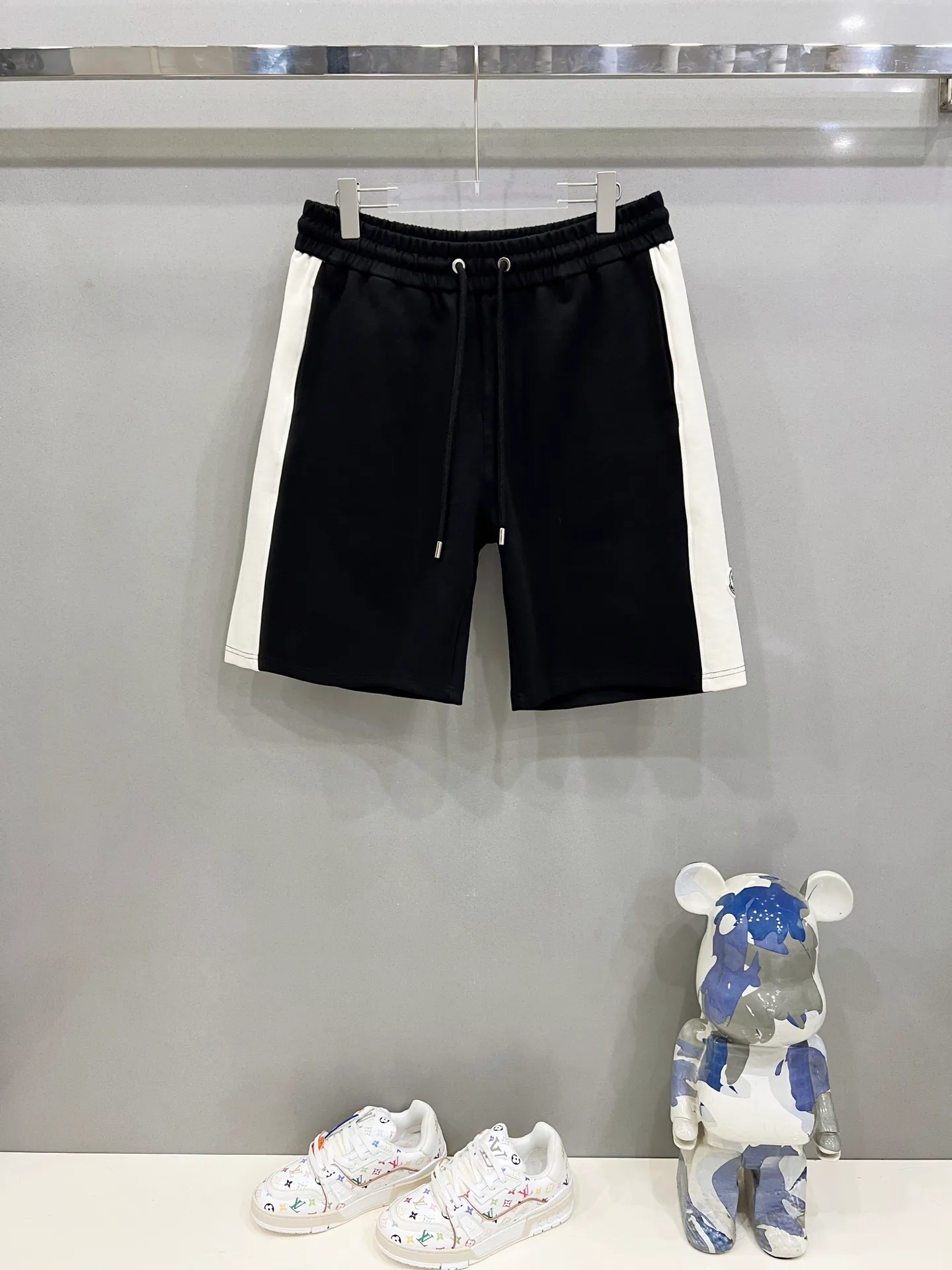 P180 MONCLER/Mask Customized space cotton shorts Contrasting color design simple brand Zhangzi LOGO process logo Official synchronization High version High quality Fashion personality Versatile trend Pure original quality Original fabric Hang tag Collar label Washed wheat Complete three standards Color: Black. Apricot. Size: XS-L