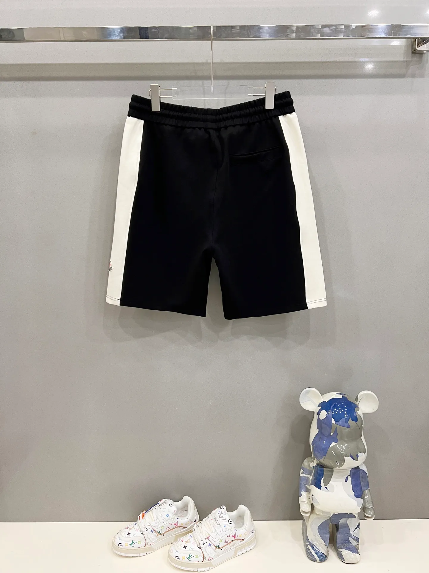 P180 MONCLER/Mask Customized space cotton shorts Contrasting color design simple brand Zhangzi LOGO process logo Official synchronization High version High quality Fashion personality Versatile trend Pure original quality Original fabric Hang tag Collar label Washed wheat Complete three standards Color: Black. Apricot. Size: XS-L
