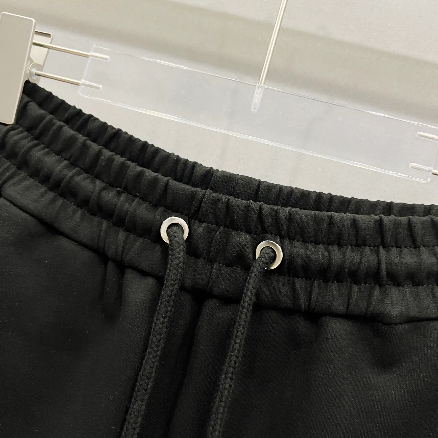 P180 MONCLER/Mask Customized space cotton shorts Contrasting color design simple brand Zhangzi LOGO process logo Official synchronization High version High quality Fashion personality Versatile trend Pure original quality Original fabric Hang tag Collar label Washed wheat Complete three standards Color: Black. Apricot. Size: XS-L