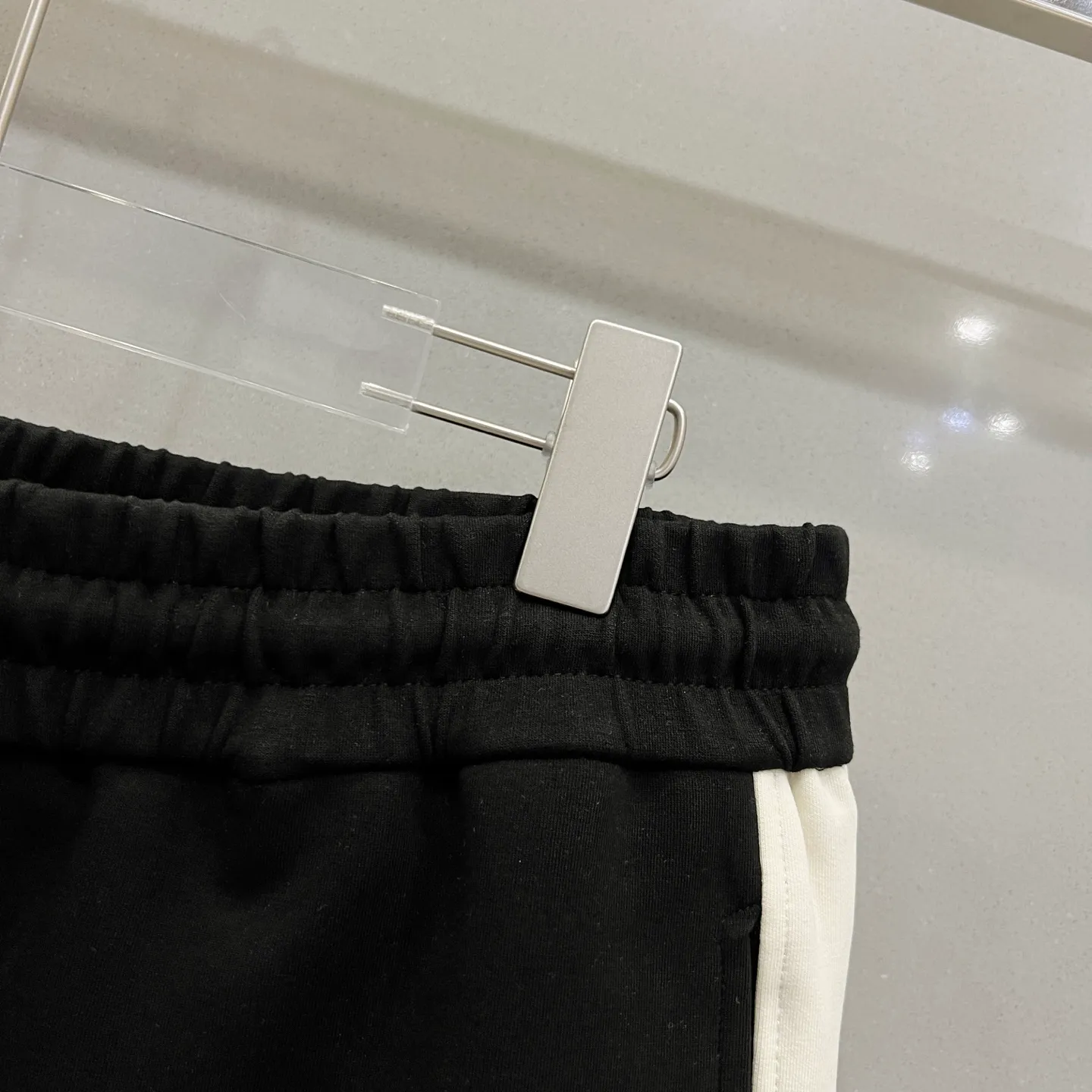 P180 MONCLER/Mask Customized space cotton shorts Contrasting color design simple brand Zhangzi LOGO process logo Official synchronization High version High quality Fashion personality Versatile trend Pure original quality Original fabric Hang tag Collar label Washed wheat Complete three standards Color: Black. Apricot. Size: XS-L