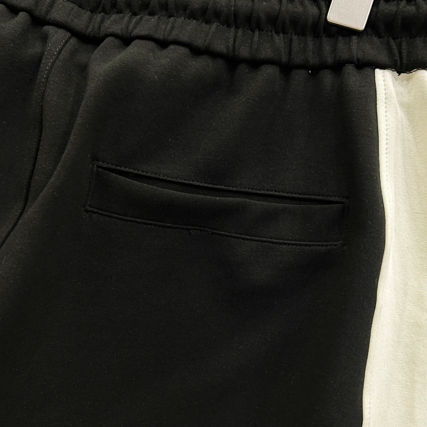 P180 MONCLER/Mask Customized space cotton shorts Contrasting color design simple brand Zhangzi LOGO process logo Official synchronization High version High quality Fashion personality Versatile trend Pure original quality Original fabric Hang tag Collar label Washed wheat Complete three standards Color: Black. Apricot. Size: XS-L
