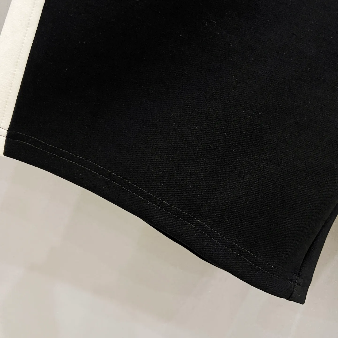 P180 MONCLER/Mask Customized space cotton shorts Contrasting color design simple brand Zhangzi LOGO process logo Official synchronization High version High quality Fashion personality Versatile trend Pure original quality Original fabric Hang tag Collar label Washed wheat Complete three standards Color: Black. Apricot. Size: XS-L