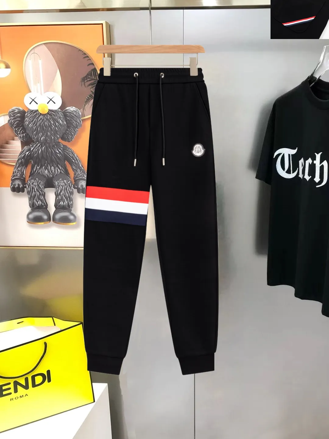 P290 Moncler new men's original casual pants and sweatpants, high-end customization, fashionable and versatile ✨✨✨three-dimensional embroidery embossed letter logo design, customized original imported 100% knitted cotton fabric, imported hardware accessories, elegant and handsome upper body, brand new sense of sight! The factory's fine workmanship and details are all in place. There is no need to choose anyone, and you must pay for your own money. Size: M-3XL (the largest size can wear about 185 pounds) black