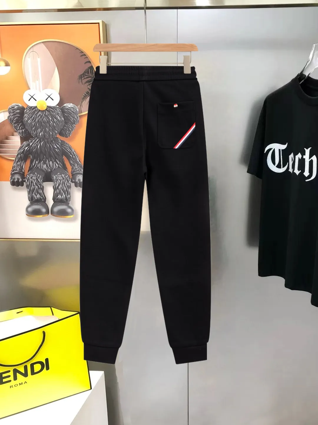 P290 Moncler new men's original casual pants and sweatpants, high-end customization, fashionable and versatile ✨✨✨three-dimensional embroidery embossed letter logo design, customized original imported 100% knitted cotton fabric, imported hardware accessories, elegant and handsome upper body, brand new sense of sight! The factory's fine workmanship and details are all in place. There is no need to choose anyone, and you must pay for your own money. Size: M-3XL (the largest size can wear about 185 pounds) black