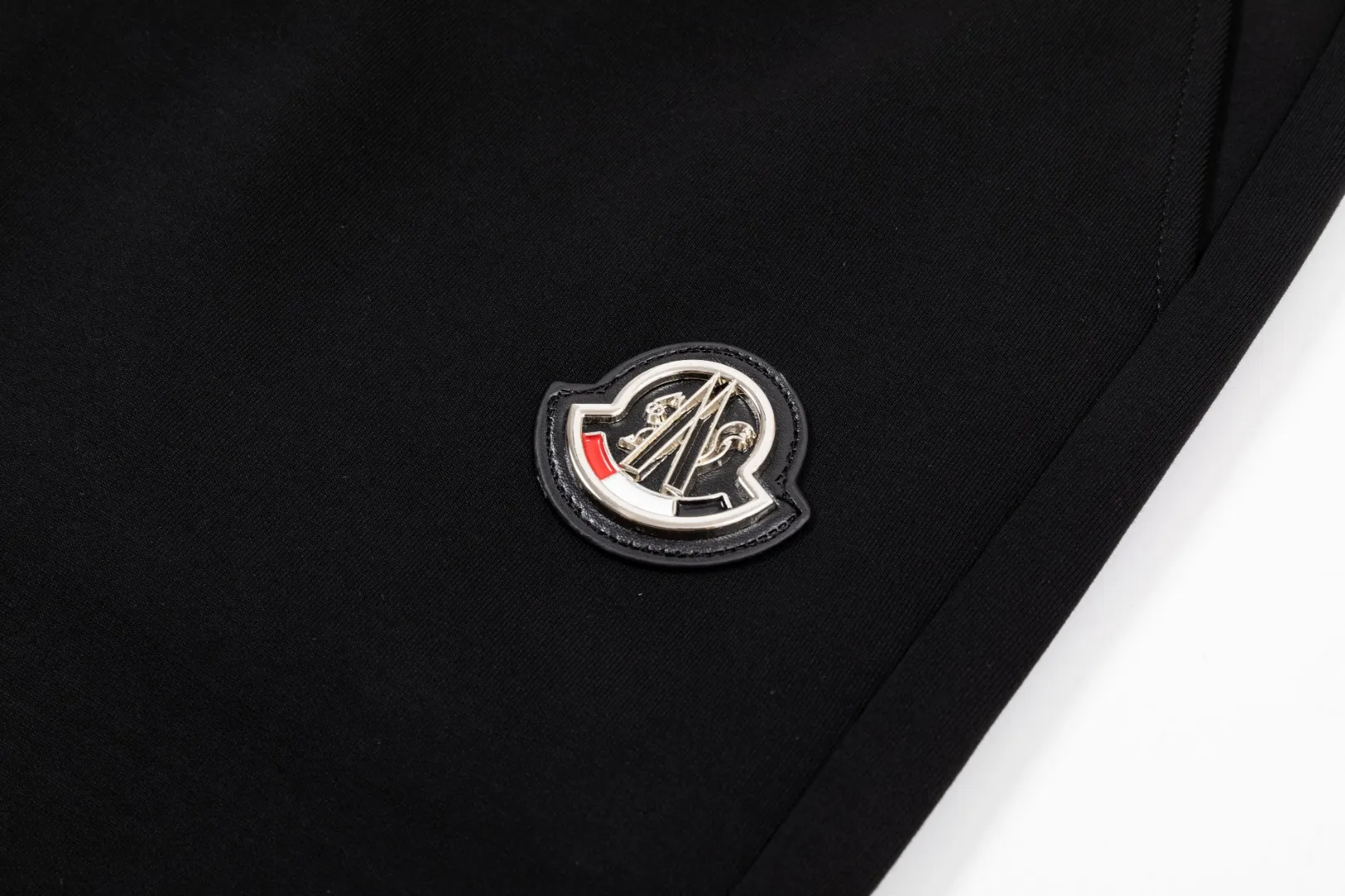 P290 Moncler new men's original casual pants and sweatpants, high-end customization, fashionable and versatile ✨✨✨three-dimensional embroidery embossed letter logo design, customized original imported 100% knitted cotton fabric, imported hardware accessories, elegant and handsome upper body, brand new sense of sight! The factory's fine workmanship and details are all in place. There is no need to choose anyone, and you must pay for your own money. Size: M-3XL (the largest size can wear about 185 pounds) black