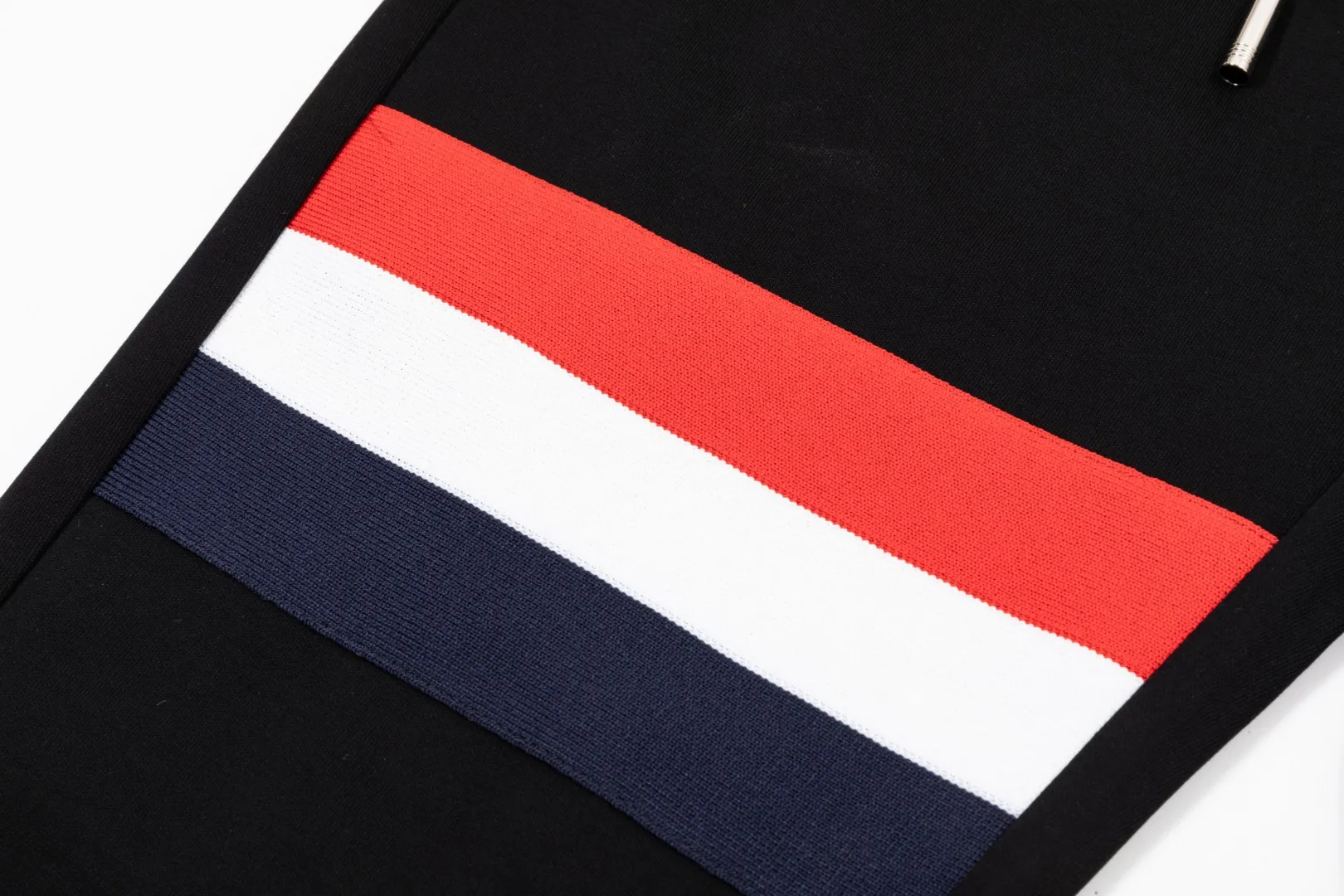 P290 Moncler new men's original casual pants and sweatpants, high-end customization, fashionable and versatile ✨✨✨three-dimensional embroidery embossed letter logo design, customized original imported 100% knitted cotton fabric, imported hardware accessories, elegant and handsome upper body, brand new sense of sight! The factory's fine workmanship and details are all in place. There is no need to choose anyone, and you must pay for your own money. Size: M-3XL (the largest size can wear about 185 pounds) black