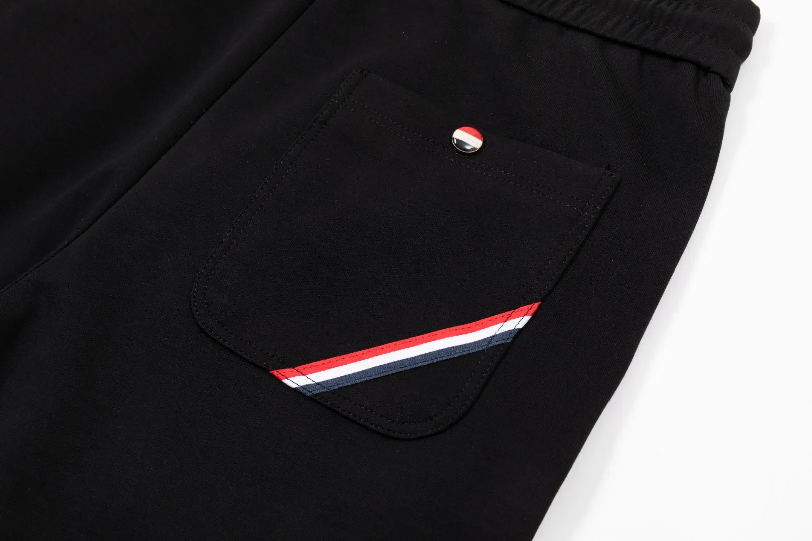 P290 Moncler new men's original casual pants and sweatpants, high-end customization, fashionable and versatile ✨✨✨three-dimensional embroidery embossed letter logo design, customized original imported 100% knitted cotton fabric, imported hardware accessories, elegant and handsome upper body, brand new sense of sight! The factory's fine workmanship and details are all in place. There is no need to choose anyone, and you must pay for your own money. Size: M-3XL (the largest size can wear about 185 pounds) black