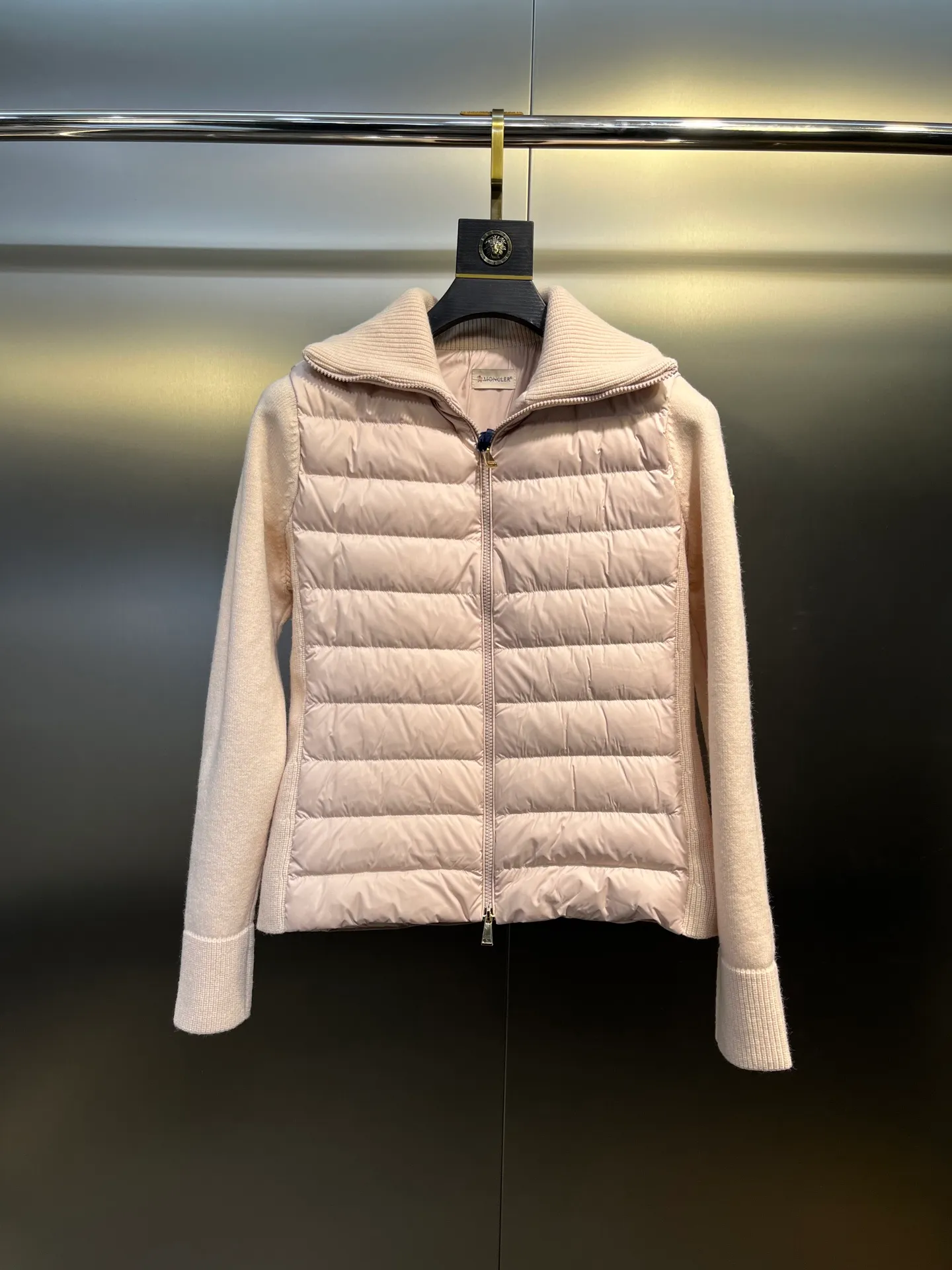 P780 MONCLER 25FW new autumn and winter men's padded wool zipper hoody. This wool hood is equipped with a padded down front and is a practical item suitable for multi-season wear. This hood features a quilted logo, highlighting the brand's heritage. Designed in a lightweight knit, it's a practical addition to your versatile wardrobe and can be easily worn in milder weather. Made of wool Longue saison lining Longue saison front, filled with down Rib knit 12 gauge Thick soft hood Zip closure Pockets Sizes: S-XL