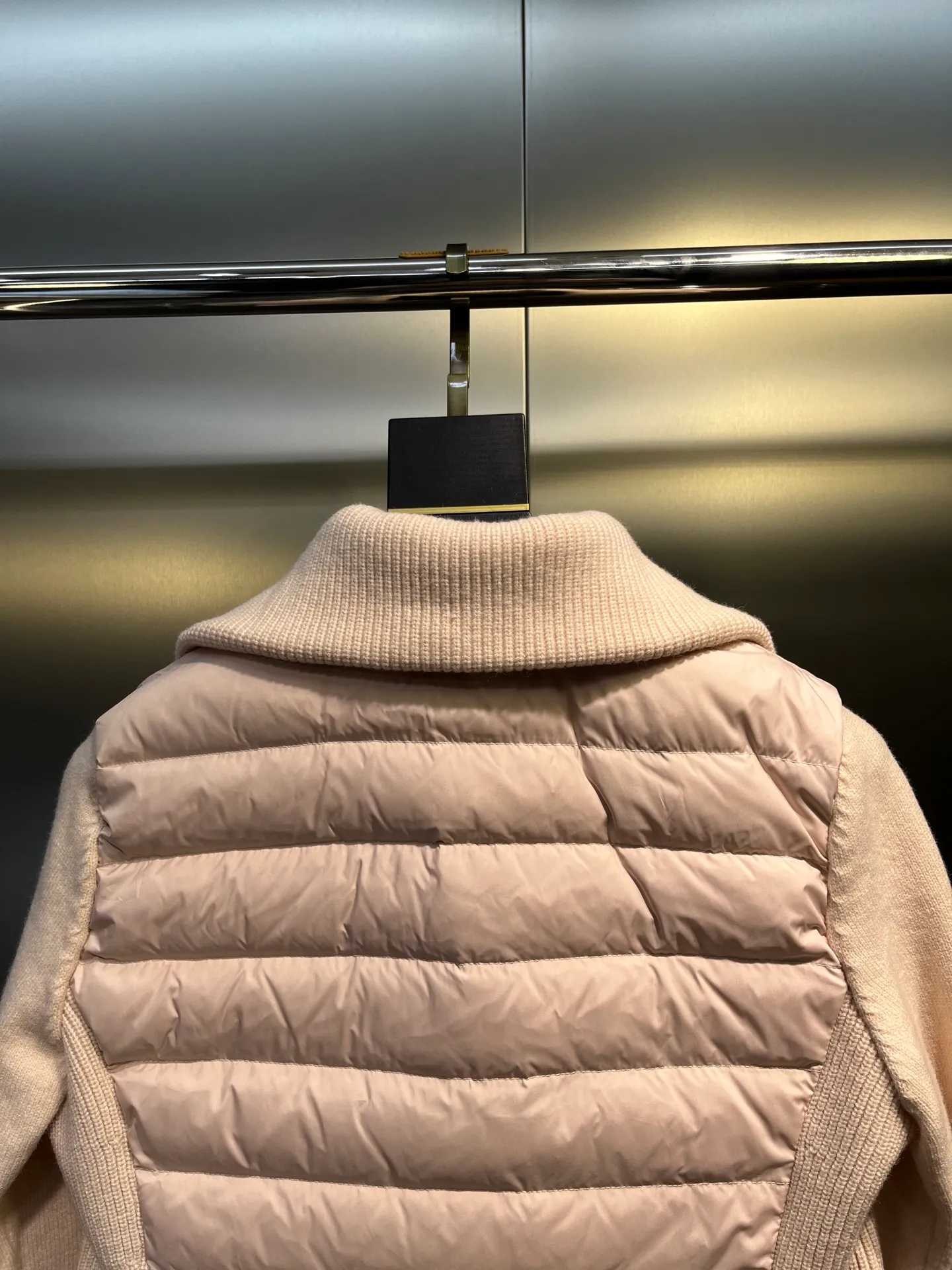 P780 MONCLER 25FW new autumn and winter men's padded wool zipper hoody. This wool hood is equipped with a padded down front and is a practical item suitable for multi-season wear. This hood features a quilted logo, highlighting the brand's heritage. Designed in a lightweight knit, it's a practical addition to your versatile wardrobe and can be easily worn in milder weather. Made of wool Longue saison lining Longue saison front, filled with down Rib knit 12 gauge Thick soft hood Zip closure Pockets Sizes: S-XL