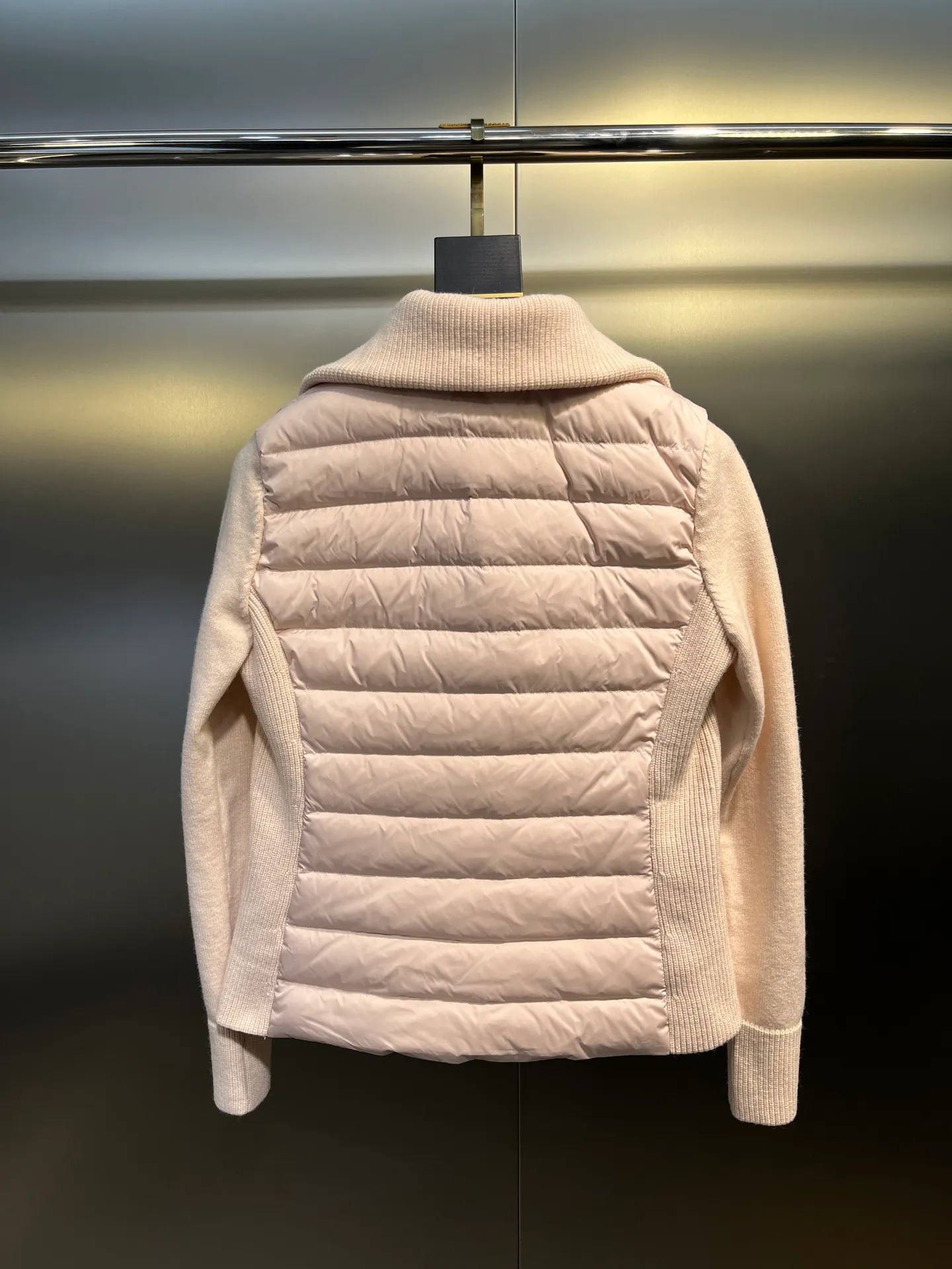P780 MONCLER 25FW new autumn and winter men's padded wool zipper hoody. This wool hood is equipped with a padded down front and is a practical item suitable for multi-season wear. This hood features a quilted logo, highlighting the brand's heritage. Designed in a lightweight knit, it's a practical addition to your versatile wardrobe and can be easily worn in milder weather. Made of wool Longue saison lining Longue saison front, filled with down Rib knit 12 gauge Thick soft hood Zip closure Pockets Sizes: S-XL