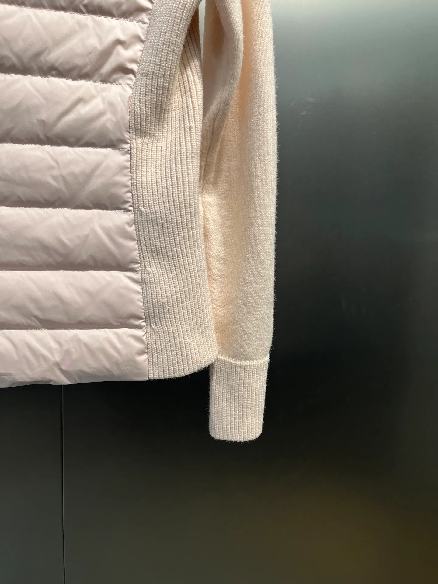 P780 MONCLER 25FW new autumn and winter men's padded wool zipper hoody. This wool hood is equipped with a padded down front and is a practical item suitable for multi-season wear. This hood features a quilted logo, highlighting the brand's heritage. Designed in a lightweight knit, it's a practical addition to your versatile wardrobe and can be easily worn in milder weather. Made of wool Longue saison lining Longue saison front, filled with down Rib knit 12 gauge Thick soft hood Zip closure Pockets Sizes: S-XL