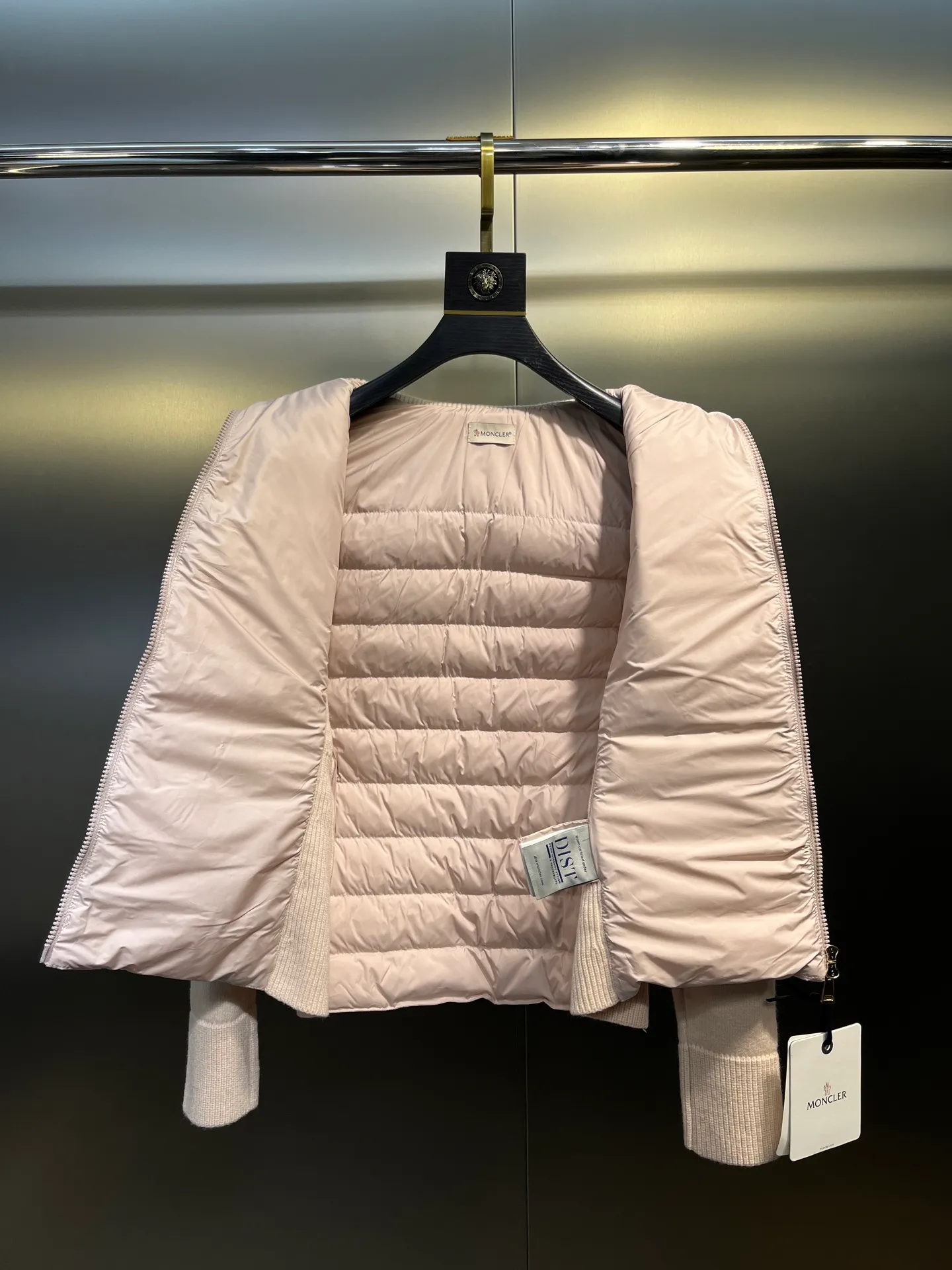 P780 MONCLER 25FW new autumn and winter men's padded wool zipper hoody. This wool hood is equipped with a padded down front and is a practical item suitable for multi-season wear. This hood features a quilted logo, highlighting the brand's heritage. Designed in a lightweight knit, it's a practical addition to your versatile wardrobe and can be easily worn in milder weather. Made of wool Longue saison lining Longue saison front, filled with down Rib knit 12 gauge Thick soft hood Zip closure Pockets Sizes: S-XL