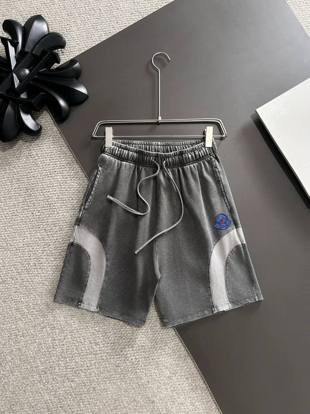 Next day shipment P300 High quality MONCLER/muzzle 2025 spring and summer new style high-definition elastic band casual solid color loose shorts, made with machines imported from Italy. The hem of the trousers is stitched with two needles. The stitching is fine and firm. The fabric is customized at the counter and has high breathability and comfort. The details are impeccable. The brand element design concept reflects high quality. It feels delicate and soft! It presents a casual cut and the upper body shape is great! Size: S-XXL