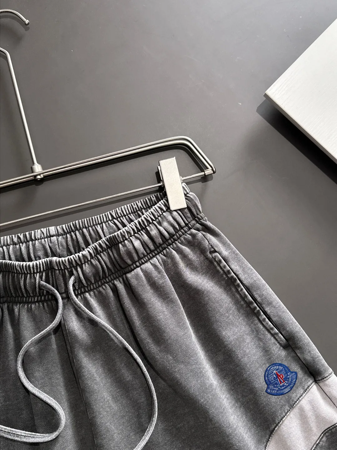 Next day shipment P300 High quality MONCLER/muzzle 2025 spring and summer new style high-definition elastic band casual solid color loose shorts, made with machines imported from Italy. The hem of the trousers is stitched with two needles. The stitching is fine and firm. The fabric is customized at the counter and has high breathability and comfort. The details are impeccable. The brand element design concept reflects high quality. It feels delicate and soft! It presents a casual cut and the upper body shape is great! Size: S-XXL