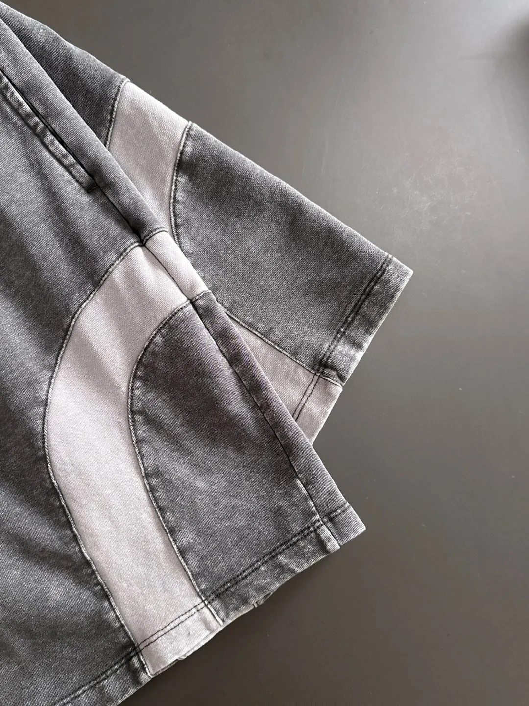 Next day shipment P300 High quality MONCLER/muzzle 2025 spring and summer new style high-definition elastic band casual solid color loose shorts, made with machines imported from Italy. The hem of the trousers is stitched with two needles. The stitching is fine and firm. The fabric is customized at the counter and has high breathability and comfort. The details are impeccable. The brand element design concept reflects high quality. It feels delicate and soft! It presents a casual cut and the upper body shape is great! Size: S-XXL