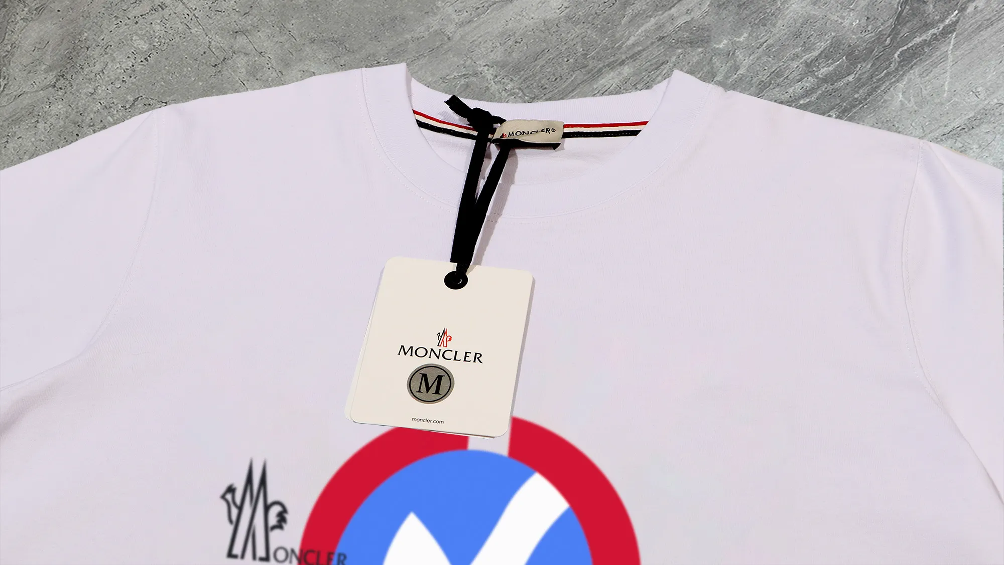 P210 High-version sweatshirt) [Long-term stock] 〖𝐌𝐎𝐍𝐂𝐋𝐄𝐑~Mask〗 Made of 440g heavy-weight fabric. It is different from the market currency. It can be matched with any variety and is properly handsome. 😎The whole dress is made of double waistcoats. The double waistcoats make the whole dress more three-dimensional. Not ordinary factories can do such fine work. 2025 Spring runway version of the T stage, on sale at the counter, round neck terry sweatshirt, high-end double-strand pure cotton, custom-made stretch ribs, dyed in the same vat, complete with three standards, matched with exquisite embroidered LOGO on the chest, simple and advanced, same style for men and women. Color: black, apricot, white, size: S M L XL 2XL