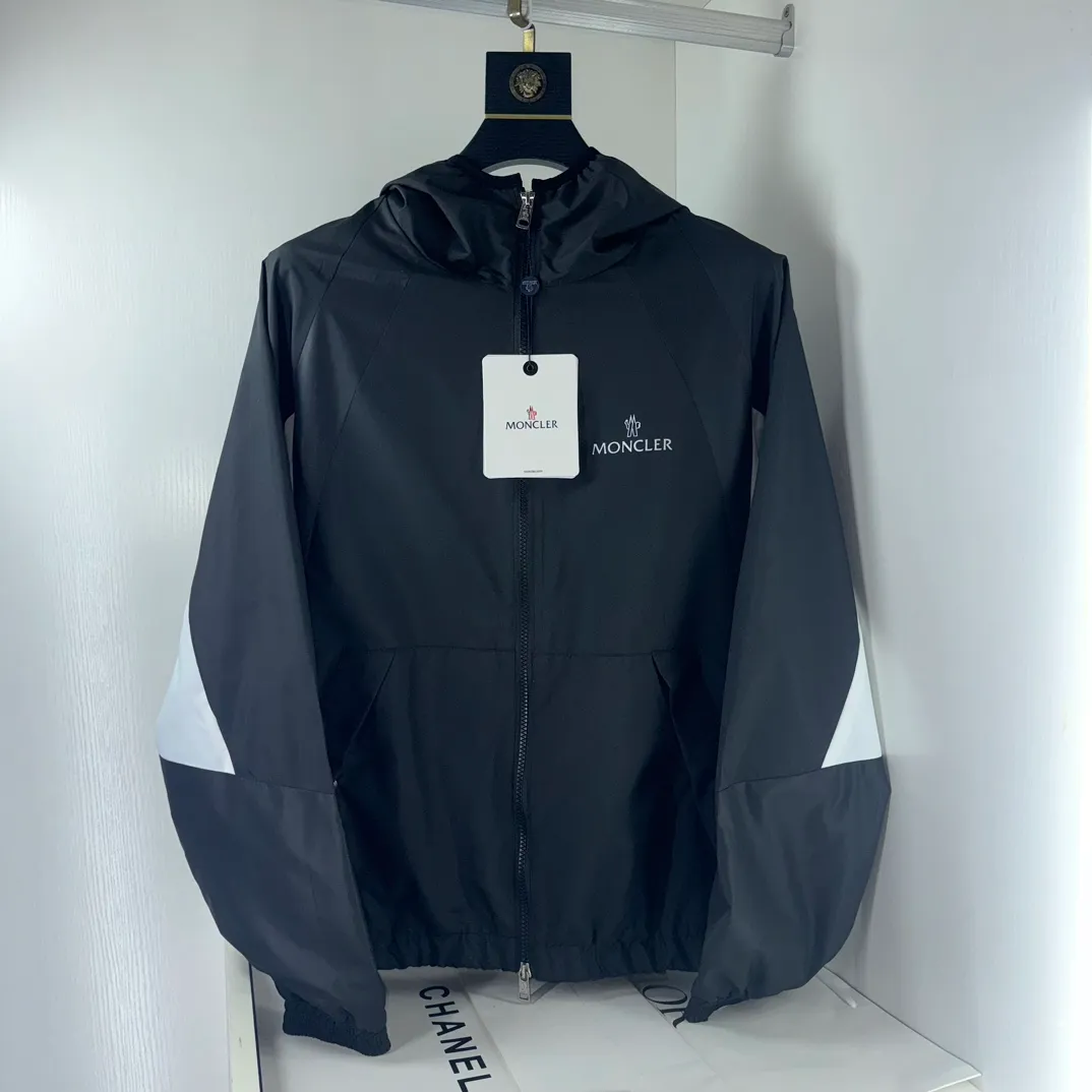 P430, new model on sale 🎬 MONCLER new model for spring, autumn and winter, black and white color matching windbreaker hooded jacket! Classic chest logo embellishment design. Letter printing on the back ~ makes the whole thing more fashionable, comfortable, skin-friendly, and breathable. It is practical for daily commuting and leisure. Exclusive top-grade customized fabric, simple and elegant, clean and neat tailoring, soft and dry to the touch, and the upper body effect is crisp and stylish. The three-dimensional cutting process and the pattern are all of high standards, and the silhouette version has the right benefits! It is not tight at all, and with so many top-quality raw materials, it creates a high-end product with unparalleled value, and the upper body effect is super good-looking! Color: Black Size: M-2XL
