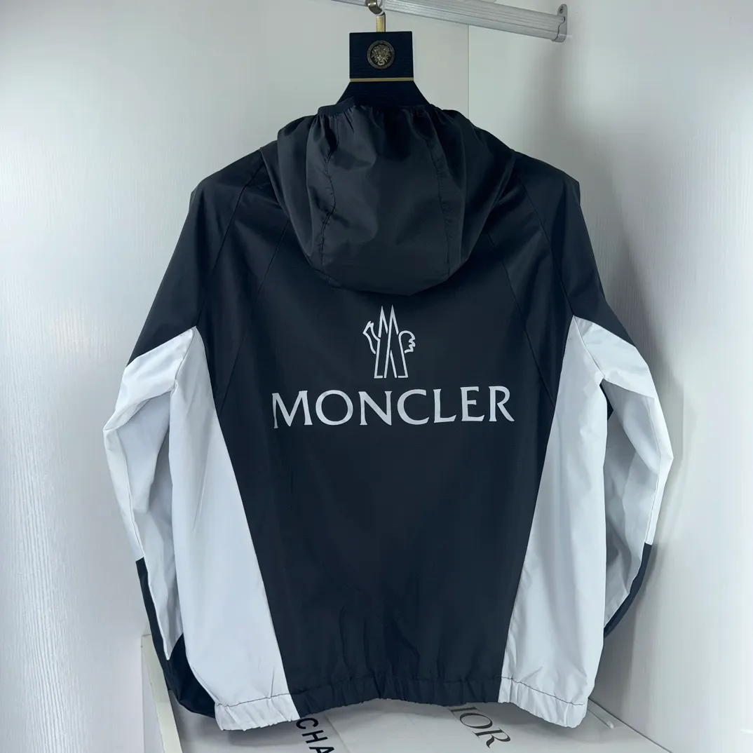 P430, new model on sale 🎬 MONCLER new model for spring, autumn and winter, black and white color matching windbreaker hooded jacket! Classic chest logo embellishment design. Letter printing on the back ~ makes the whole thing more fashionable, comfortable, skin-friendly, and breathable. It is practical for daily commuting and leisure. Exclusive top-grade customized fabric, simple and elegant, clean and neat tailoring, soft and dry to the touch, and the upper body effect is crisp and stylish. The three-dimensional cutting process and the pattern are all of high standards, and the silhouette version has the right benefits! It is not tight at all, and with so many top-quality raw materials, it creates a high-end product with unparalleled value, and the upper body effect is super good-looking! Color: Black Size: M-2XL