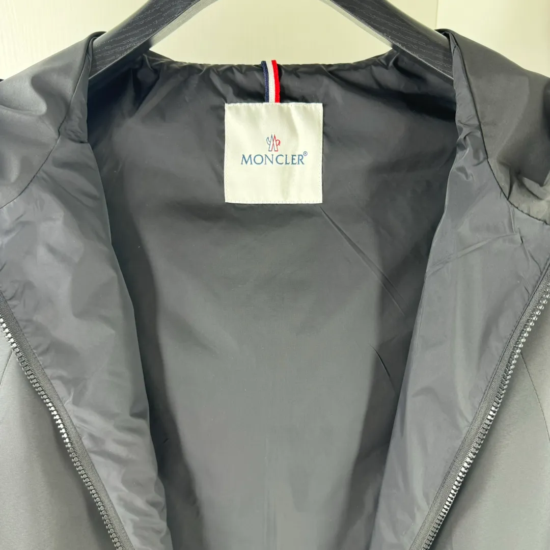 P430, new model on sale 🎬 MONCLER new model for spring, autumn and winter, black and white color matching windbreaker hooded jacket! Classic chest logo embellishment design. Letter printing on the back ~ makes the whole thing more fashionable, comfortable, skin-friendly, and breathable. It is practical for daily commuting and leisure. Exclusive top-grade customized fabric, simple and elegant, clean and neat tailoring, soft and dry to the touch, and the upper body effect is crisp and stylish. The three-dimensional cutting process and the pattern are all of high standards, and the silhouette version has the right benefits! It is not tight at all, and with so many top-quality raw materials, it creates a high-end product with unparalleled value, and the upper body effect is super good-looking! Color: Black Size: M-2XL