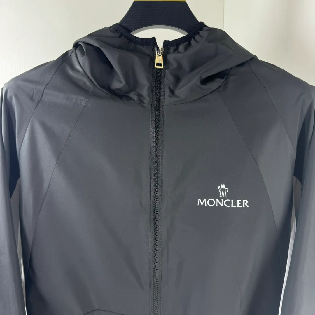 P430, new model on sale 🎬 MONCLER new model for spring, autumn and winter, black and white color matching windbreaker hooded jacket! Classic chest logo embellishment design. Letter printing on the back ~ makes the whole thing more fashionable, comfortable, skin-friendly, and breathable. It is practical for daily commuting and leisure. Exclusive top-grade customized fabric, simple and elegant, clean and neat tailoring, soft and dry to the touch, and the upper body effect is crisp and stylish. The three-dimensional cutting process and the pattern are all of high standards, and the silhouette version has the right benefits! It is not tight at all, and with so many top-quality raw materials, it creates a high-end product with unparalleled value, and the upper body effect is super good-looking! Color: Black Size: M-2XL