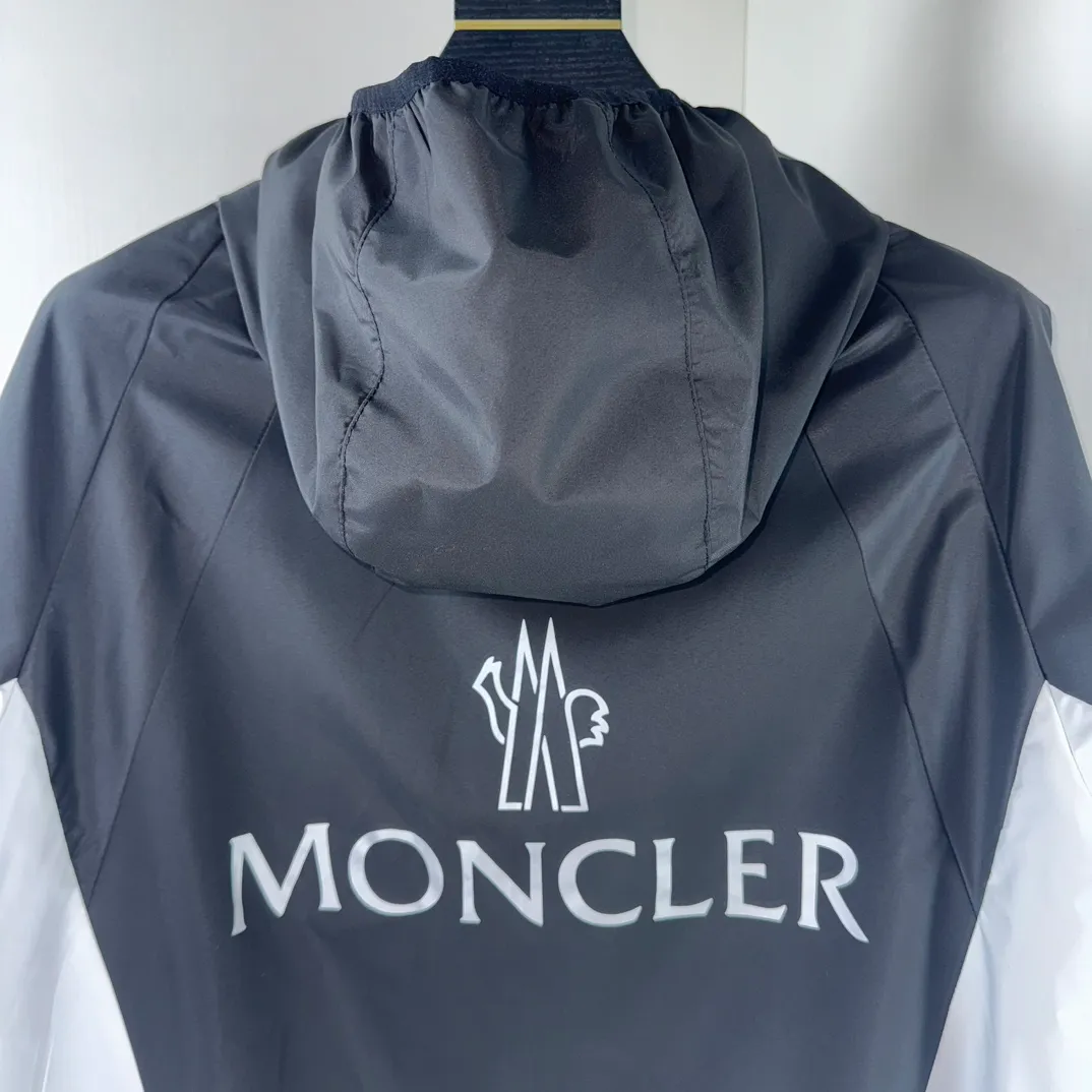 P430, new model on sale 🎬 MONCLER new model for spring, autumn and winter, black and white color matching windbreaker hooded jacket! Classic chest logo embellishment design. Letter printing on the back ~ makes the whole thing more fashionable, comfortable, skin-friendly, and breathable. It is practical for daily commuting and leisure. Exclusive top-grade customized fabric, simple and elegant, clean and neat tailoring, soft and dry to the touch, and the upper body effect is crisp and stylish. The three-dimensional cutting process and the pattern are all of high standards, and the silhouette version has the right benefits! It is not tight at all, and with so many top-quality raw materials, it creates a high-end product with unparalleled value, and the upper body effect is super good-looking! Color: Black Size: M-2XL