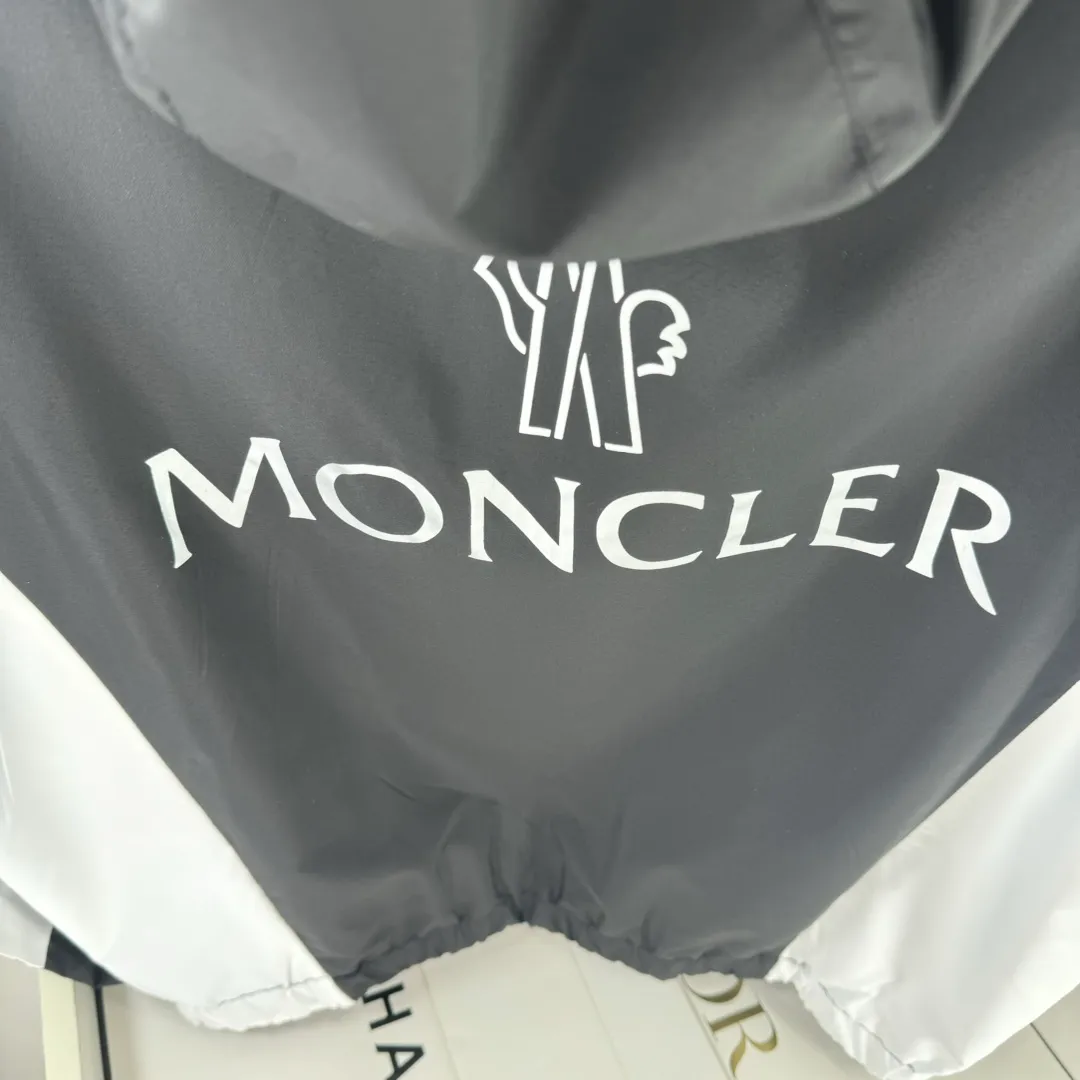 P430, new model on sale 🎬 MONCLER new model for spring, autumn and winter, black and white color matching windbreaker hooded jacket! Classic chest logo embellishment design. Letter printing on the back ~ makes the whole thing more fashionable, comfortable, skin-friendly, and breathable. It is practical for daily commuting and leisure. Exclusive top-grade customized fabric, simple and elegant, clean and neat tailoring, soft and dry to the touch, and the upper body effect is crisp and stylish. The three-dimensional cutting process and the pattern are all of high standards, and the silhouette version has the right benefits! It is not tight at all, and with so many top-quality raw materials, it creates a high-end product with unparalleled value, and the upper body effect is super good-looking! Color: Black Size: M-2XL