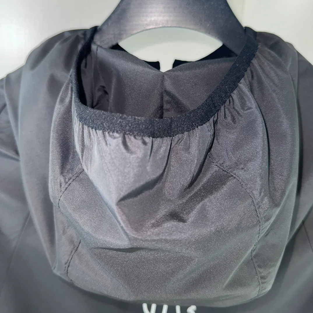 P430, new model on sale 🎬 MONCLER new model for spring, autumn and winter, black and white color matching windbreaker hooded jacket! Classic chest logo embellishment design. Letter printing on the back ~ makes the whole thing more fashionable, comfortable, skin-friendly, and breathable. It is practical for daily commuting and leisure. Exclusive top-grade customized fabric, simple and elegant, clean and neat tailoring, soft and dry to the touch, and the upper body effect is crisp and stylish. The three-dimensional cutting process and the pattern are all of high standards, and the silhouette version has the right benefits! It is not tight at all, and with so many top-quality raw materials, it creates a high-end product with unparalleled value, and the upper body effect is super good-looking! Color: Black Size: M-2XL