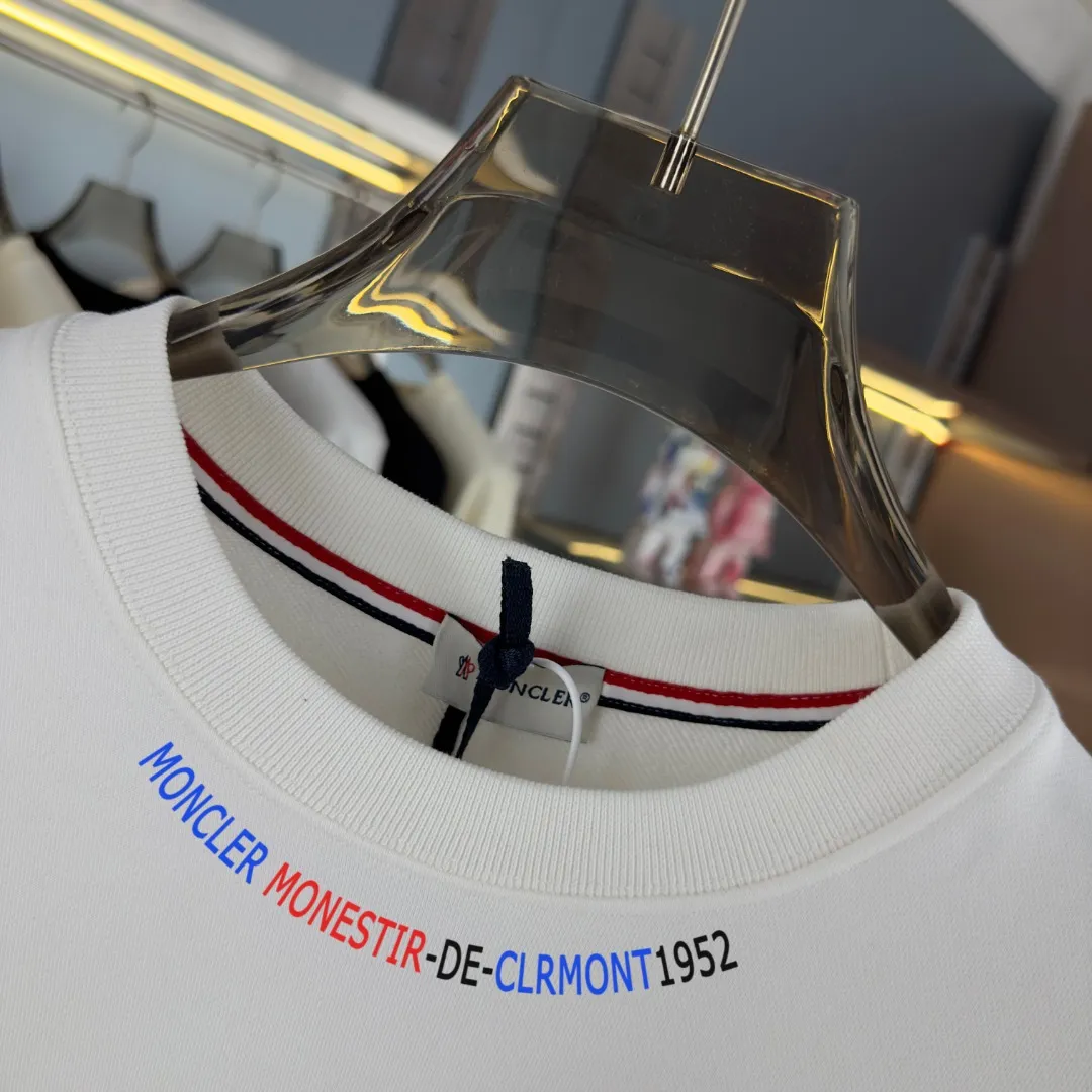 P210 high version sweatshirt) 📦With exclusive packaging📦 [Long-term ready stock] Upgraded version "Mobile phone smart sensor ~ NFC chip armband ~ Directly to the official website for anti-counterfeiting" 〖 𝐌𝐎𝐍𝐂𝐋𝐄𝐑 ~ Mouth covering〗 2025 new high quality, using 450 grams of heavyweight fabric Different from the market currency, you can mix and match everything at will and you will be handsome😎The whole clothes is made of double waistcoats. The double waistcoats make the whole dress more three-dimensional. It is not an ordinary factory that can do such fine work. 2025 autumn and winter new style, on sale at the counter, exquisite printed round neck terry sweatshirt. High-end double-ply cotton. Customized stretch ribs are dyed in the same vat. Three standards are complete. It is matched with digital printing patterns and is very breathable. Same style for men and women. Color: black, white, apricot. Size: S M L XL 2XL