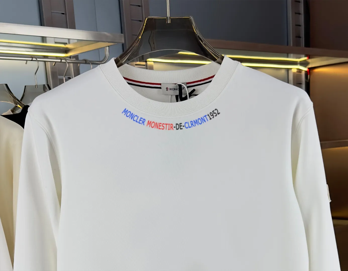 P210 high version sweatshirt) 📦With exclusive packaging📦 [Long-term ready stock] Upgraded version "Mobile phone smart sensor ~ NFC chip armband ~ Directly to the official website for anti-counterfeiting" 〖 𝐌𝐎𝐍𝐂𝐋𝐄𝐑 ~ Mouth covering〗 2025 new high quality, using 450 grams of heavyweight fabric Different from the market currency, you can mix and match everything at will and you will be handsome😎The whole clothes is made of double waistcoats. The double waistcoats make the whole dress more three-dimensional. It is not an ordinary factory that can do such fine work. 2025 autumn and winter new style, on sale at the counter, exquisite printed round neck terry sweatshirt. High-end double-ply cotton. Customized stretch ribs are dyed in the same vat. Three standards are complete. It is matched with digital printing patterns and is very breathable. Same style for men and women. Color: black, white, apricot. Size: S M L XL 2XL