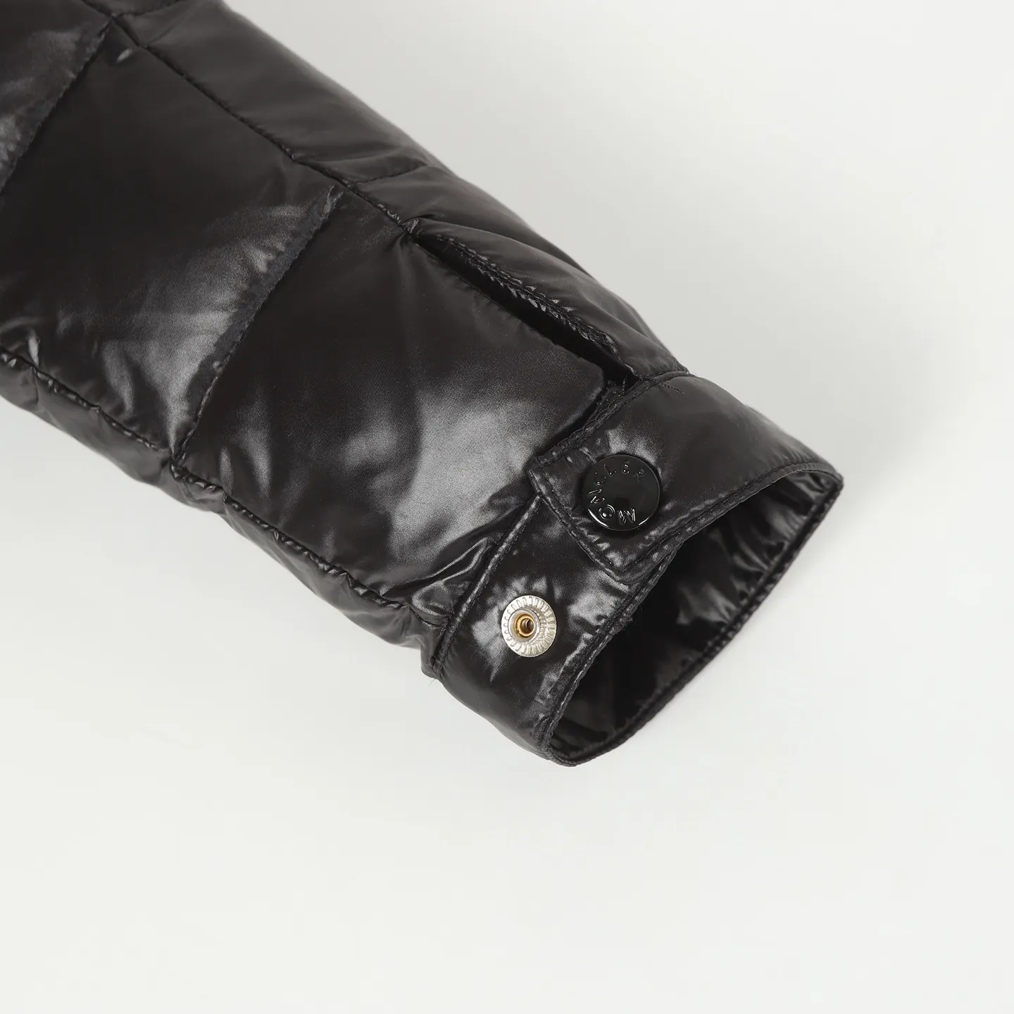 P700 Moncler/Meng Mouth Acorus Stand Collar Men's Classic Light Down Jacket Moncer/Meng Mouth # Acorus Stand Collar Men's Classic Light Down Jacket ➖ National standard 98 pure white duck down, 100% of the highest quality on the market, never misleading like goose down! ➖ 15D nylon fabric/lining is of the highest standard, never velvet! ➖ The original Velcro is durable, and the accessories and hardware are all custom-made from the original factory, 100% restoring the replica quality! ➖ Mengkou has been focusing on production for 10 years. The perfect combination of every link ensures the smoothness of each piece of clothing. It is the Rolls-Royce of down jackets!  ⛔No need for too much copywriting, focus and professionalism! Color: black/grey Size: 1/2/3/4/5