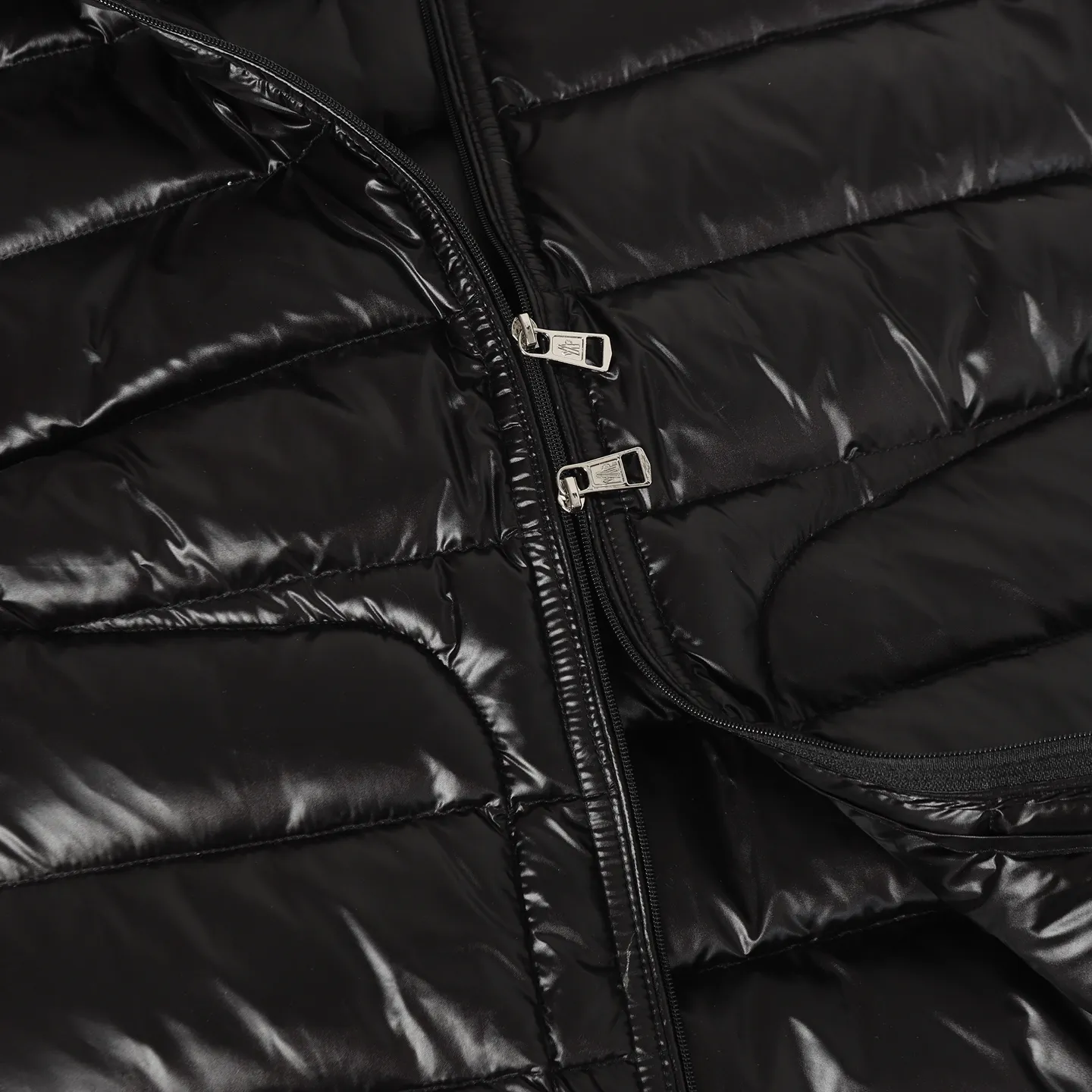 P700 Moncler/Meng Mouth Acorus Stand Collar Men's Classic Light Down Jacket Moncer/Meng Mouth # Acorus Stand Collar Men's Classic Light Down Jacket ➖ National standard 98 pure white duck down, 100% of the highest quality on the market, never misleading like goose down! ➖ 15D nylon fabric/lining is of the highest standard, never velvet! ➖ The original Velcro is durable, and the accessories and hardware are all custom-made from the original factory, 100% restoring the replica quality! ➖ Mengkou has been focusing on production for 10 years. The perfect combination of every link ensures the smoothness of each piece of clothing. It is the Rolls-Royce of down jackets!  ⛔No need for too much copywriting, focus and professionalism! Color: black/grey Size: 1/2/3/4/5