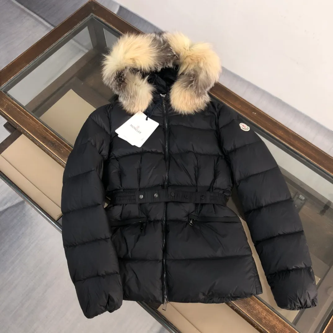 P980 ——————Women’s model💛💛💛 MONCLER Hooded down jacket for women, the original version is made 1:1. It has an elastic waistband at the back, plus a color matching activity belt. The fabric is soft and comfortable, 90 velvet has good fluffiness, and the slim fit upper body is light and neat, keeping warm and not bloated✨👍 Real shot of oversized fox 🦊fur collar👇 Color: black Size: 1234 (shipped next day)