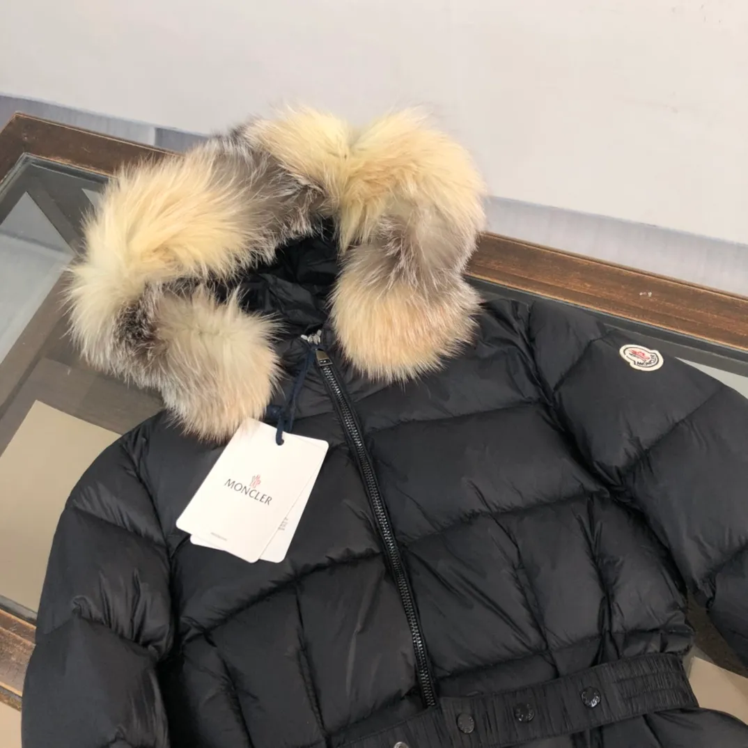 P980 ——————Women’s model💛💛💛 MONCLER Hooded down jacket for women, the original version is made 1:1. It has an elastic waistband at the back, plus a color matching activity belt. The fabric is soft and comfortable, 90 velvet has good fluffiness, and the slim fit upper body is light and neat, keeping warm and not bloated✨👍 Real shot of oversized fox 🦊fur collar👇 Color: black Size: 1234 (shipped next day)