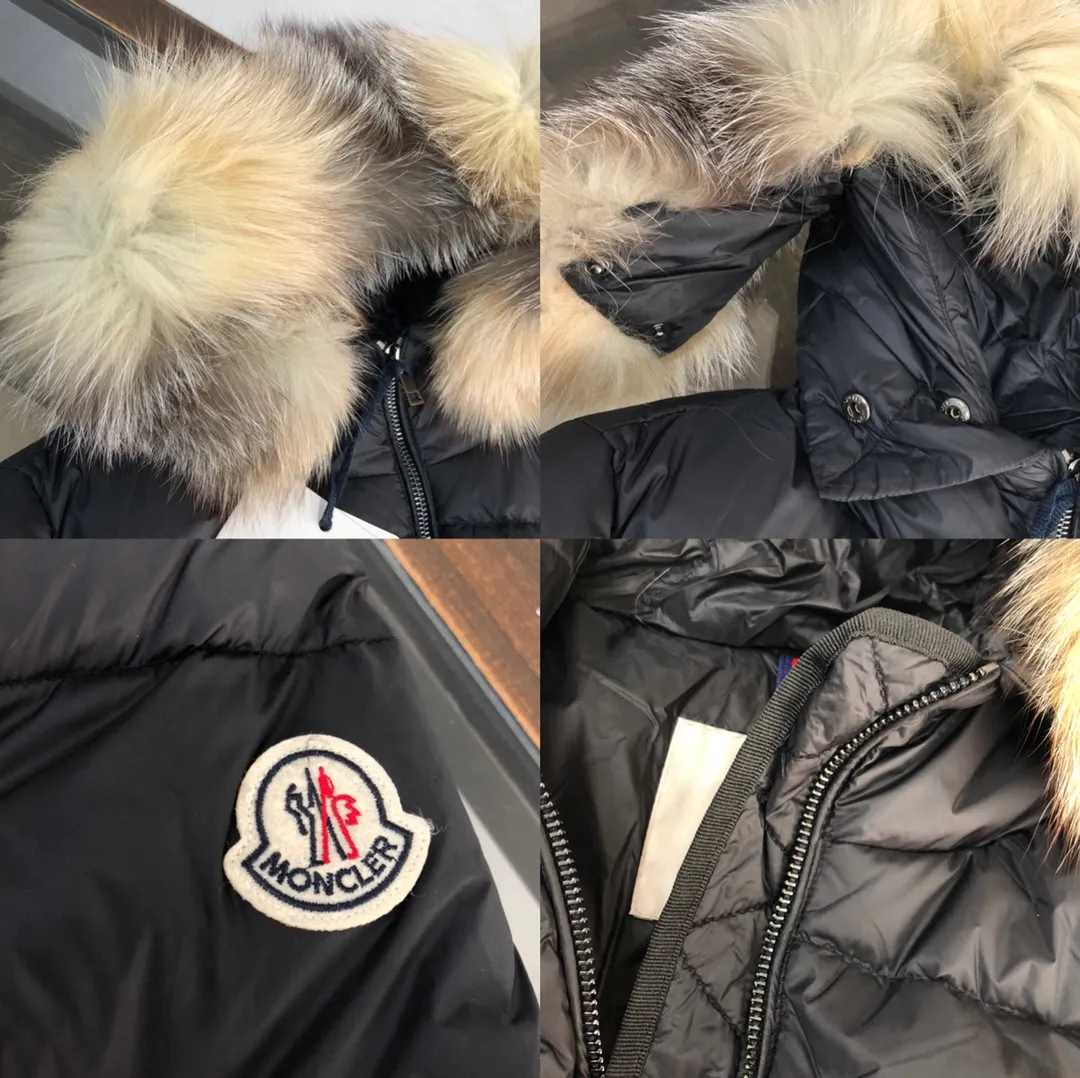 P980 ——————Women’s model💛💛💛 MONCLER Hooded down jacket for women, the original version is made 1:1. It has an elastic waistband at the back, plus a color matching activity belt. The fabric is soft and comfortable, 90 velvet has good fluffiness, and the slim fit upper body is light and neat, keeping warm and not bloated✨👍 Real shot of oversized fox 🦊fur collar👇 Color: black Size: 1234 (shipped next day)