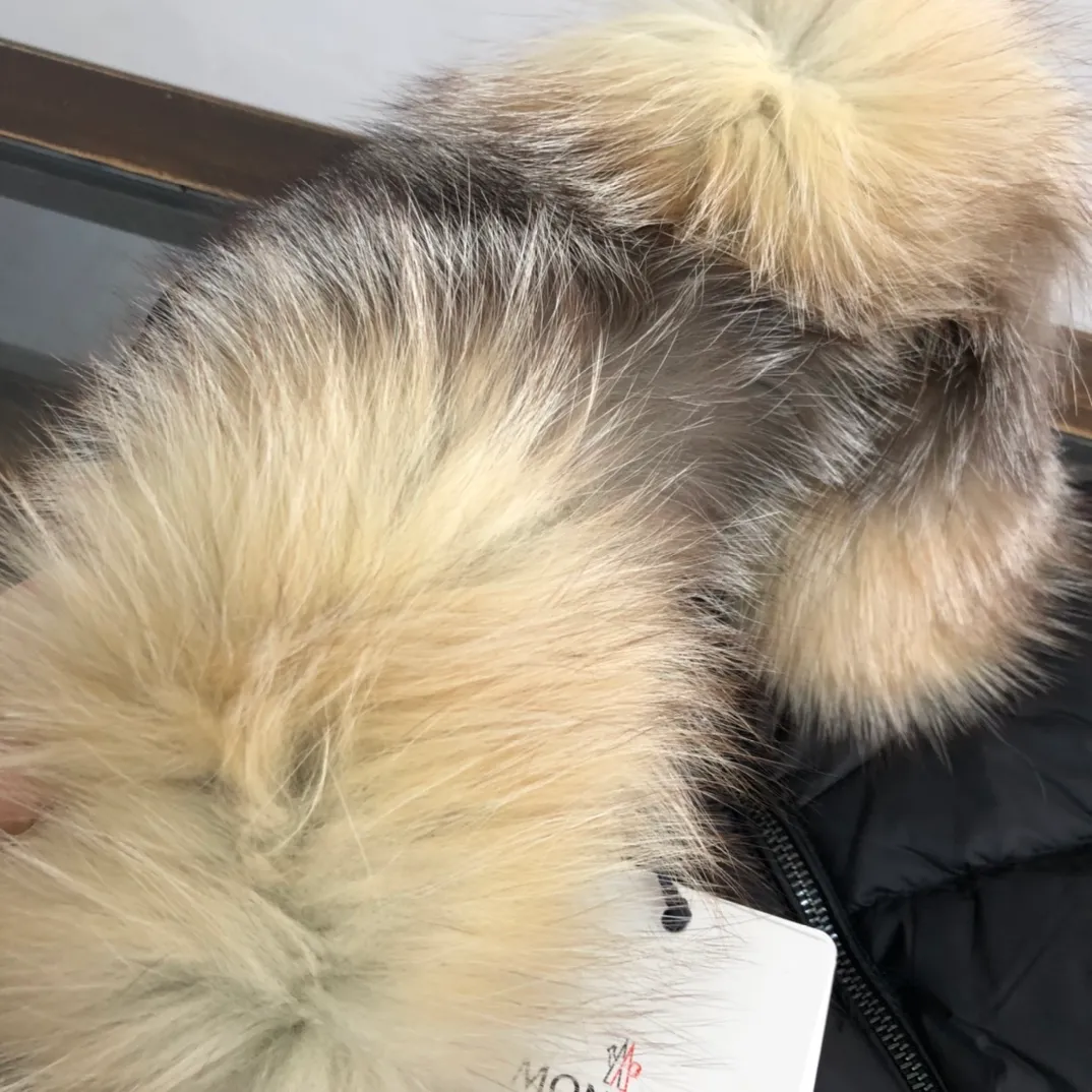 P980 ——————Women’s model💛💛💛 MONCLER Hooded down jacket for women, the original version is made 1:1. It has an elastic waistband at the back, plus a color matching activity belt. The fabric is soft and comfortable, 90 velvet has good fluffiness, and the slim fit upper body is light and neat, keeping warm and not bloated✨👍 Real shot of oversized fox 🦊fur collar👇 Color: black Size: 1234 (shipped next day)