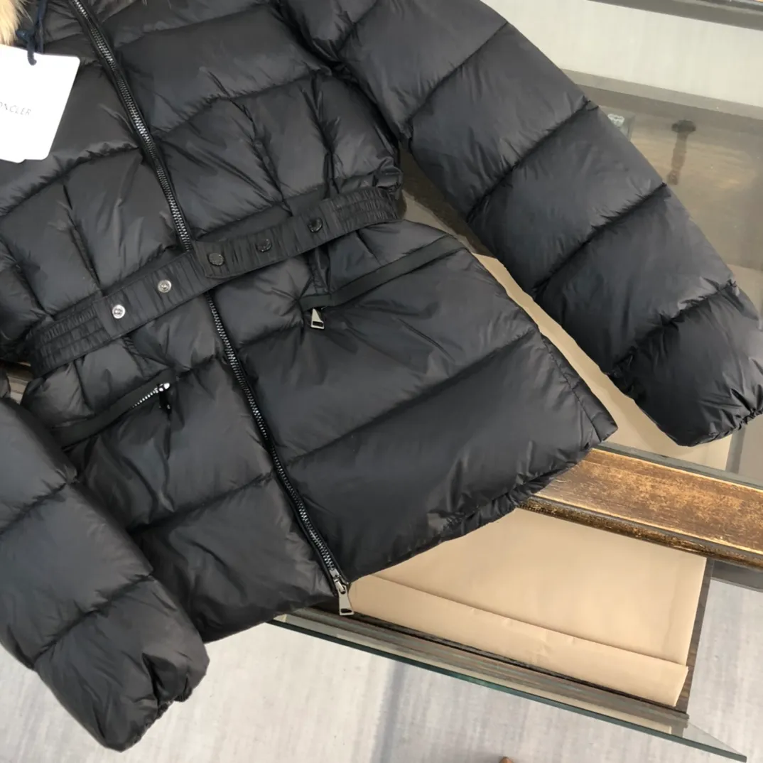 P980 ——————Women’s model💛💛💛 MONCLER Hooded down jacket for women, the original version is made 1:1. It has an elastic waistband at the back, plus a color matching activity belt. The fabric is soft and comfortable, 90 velvet has good fluffiness, and the slim fit upper body is light and neat, keeping warm and not bloated✨👍 Real shot of oversized fox 🦊fur collar👇 Color: black Size: 1234 (shipped next day)
