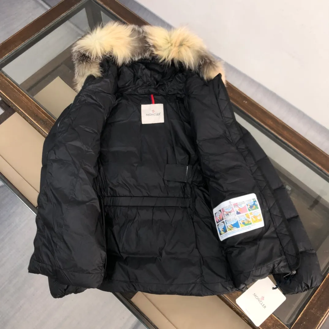 P980 ——————Women’s model💛💛💛 MONCLER Hooded down jacket for women, the original version is made 1:1. It has an elastic waistband at the back, plus a color matching activity belt. The fabric is soft and comfortable, 90 velvet has good fluffiness, and the slim fit upper body is light and neat, keeping warm and not bloated✨👍 Real shot of oversized fox 🦊fur collar👇 Color: black Size: 1234 (shipped next day)