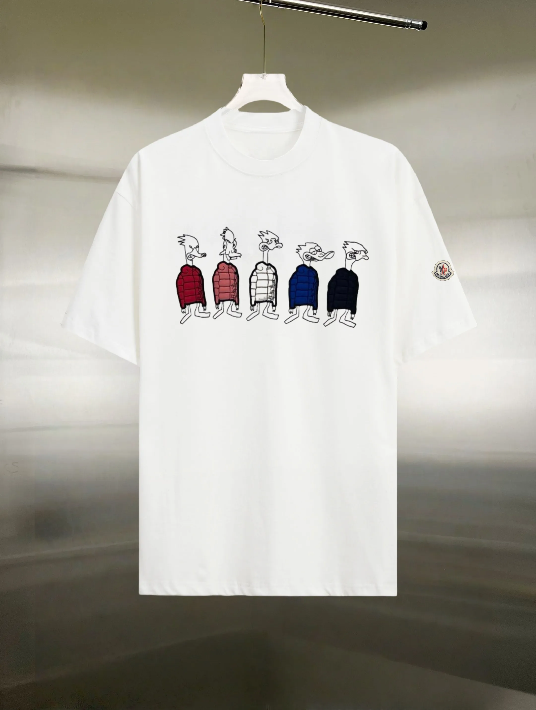 P130 Style: Moncler/muzzled short-sleeved T-shirt Fabric: 300g double yarn 100% cotton Rib: 320g Solona Process: Printing Color: White Black Size: S M L XL XXL No gender distinction, same style for men and women